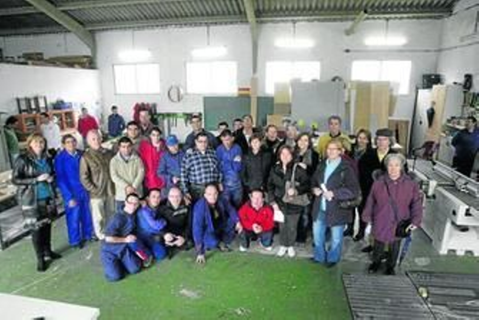 Usuarios de uno de los talleres de Asansull y el grupo de la Escuela de Adultos que visitó ayer el centro ocupacional Monte Calpe.