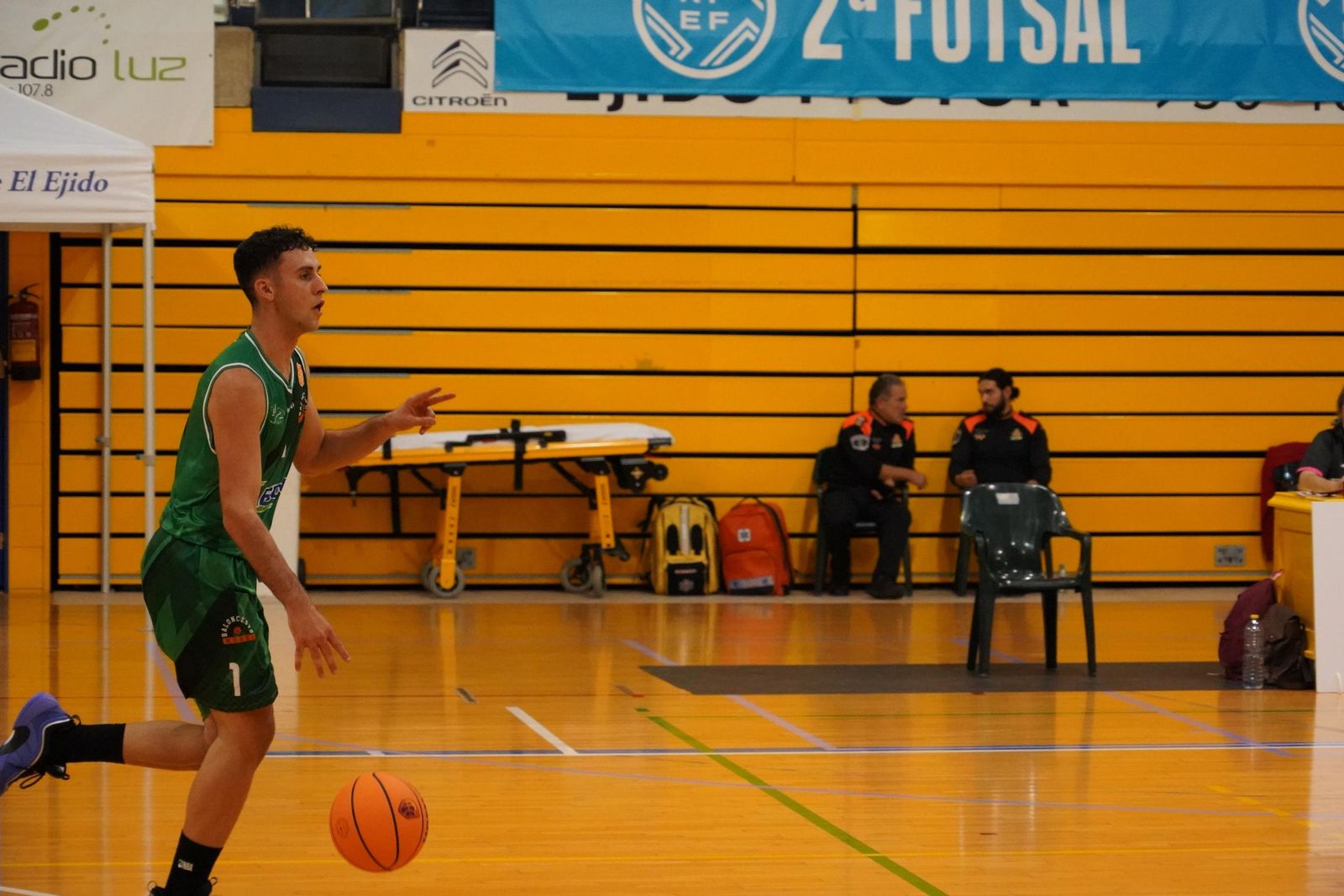 Un jugador del conjunto ejidense conduce el balón durante un encuentro de la presente temporada disputado en casa.