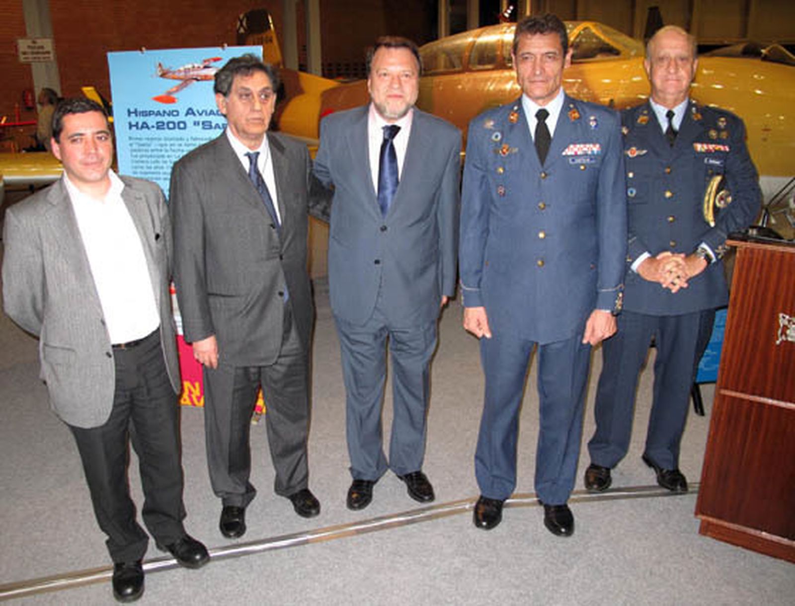 El delegado municipal de Economía, Carlos Vázquez; Francisco Fernández Saínz; ex presidente de EADS-CASA; el alcalde de Sevilla, Alfredo Sánchez Monteseirín; el teniente general Juan Antonio del Castillo, jefe del Mando Logístico del Ejército del Aire, y Antonio Valderrábano, general director de Enseñanza del Ejército del Aire.  Foto: Victoria Ramírez