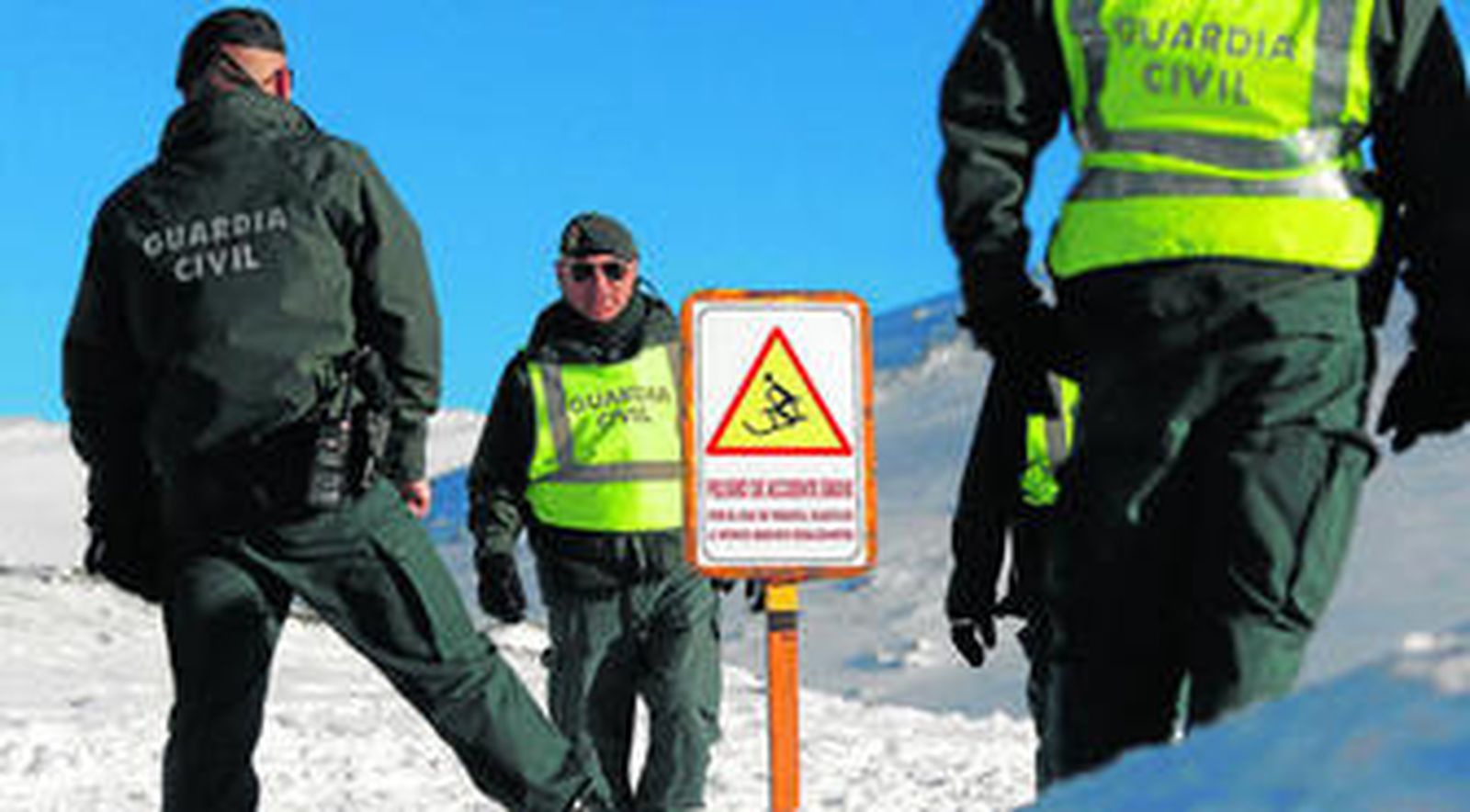 Guardias civiles pertenecientes al equipo de búsqueda del hombre desaparecido, ayer en una zona peligrosa de Sierra Nevada.