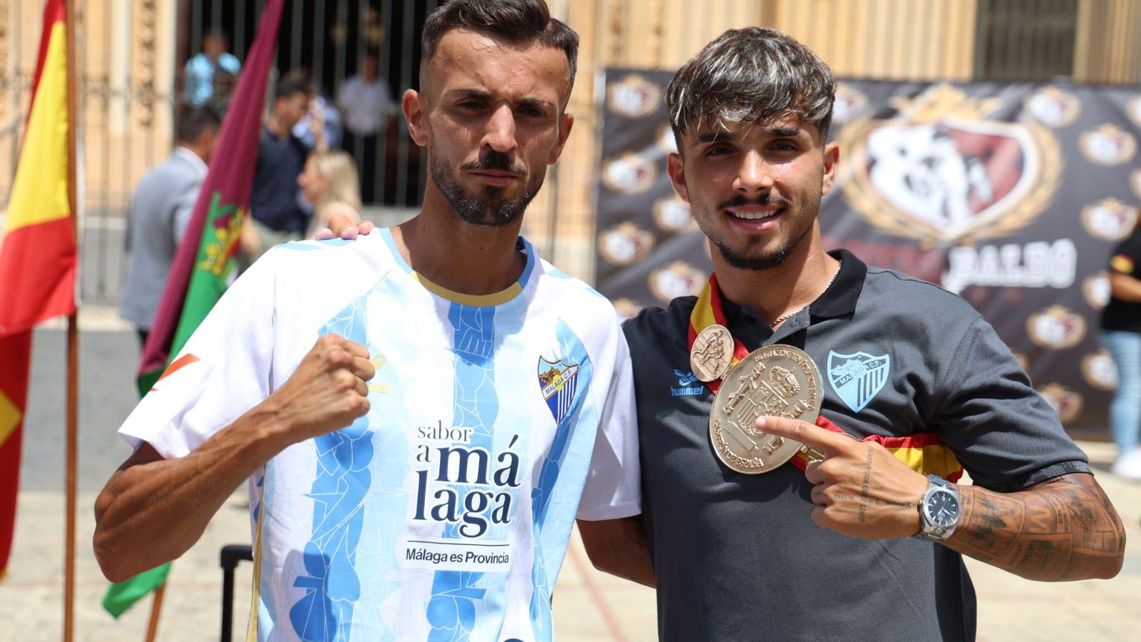 El Málaga regala una camiseta al boxeador Baldo 'El Flaco' Mira, que opta al títuro europeo