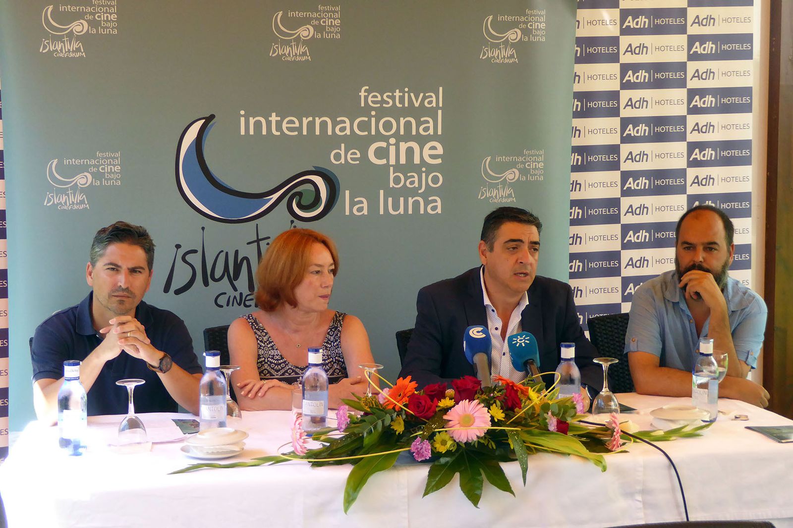 Un momento de la presentación de una edición pasada del Festival Cine Bajo La Luna de Islantilla.