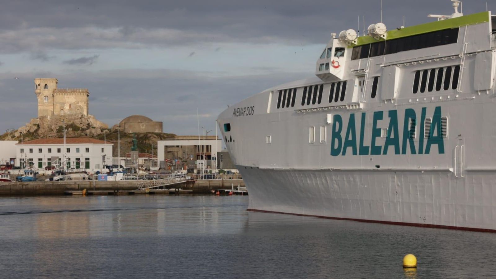 El 'Avemar Dos' de Baleària en Tarifa.