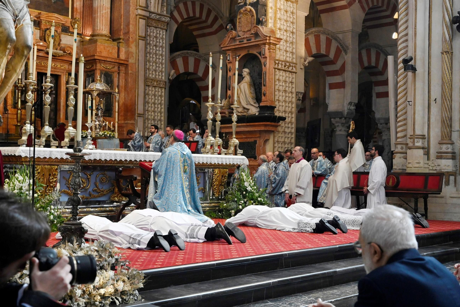 La ordenación de cinco nuevos diáconos en la Catedral de Córdoba, en imágenes