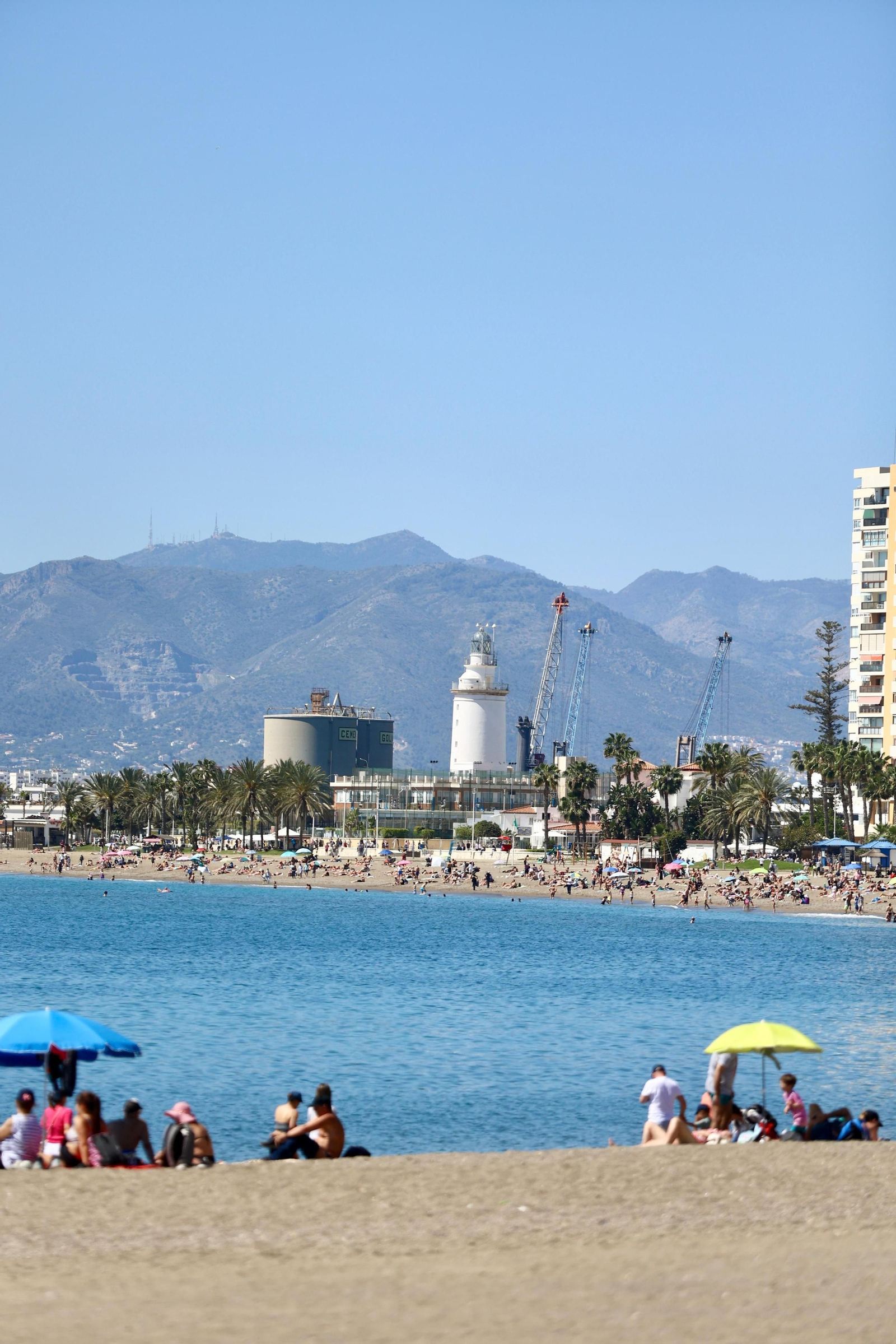 Los 'domingueros' llenan las playas para aprovechar el verano adelantado, en fotos
