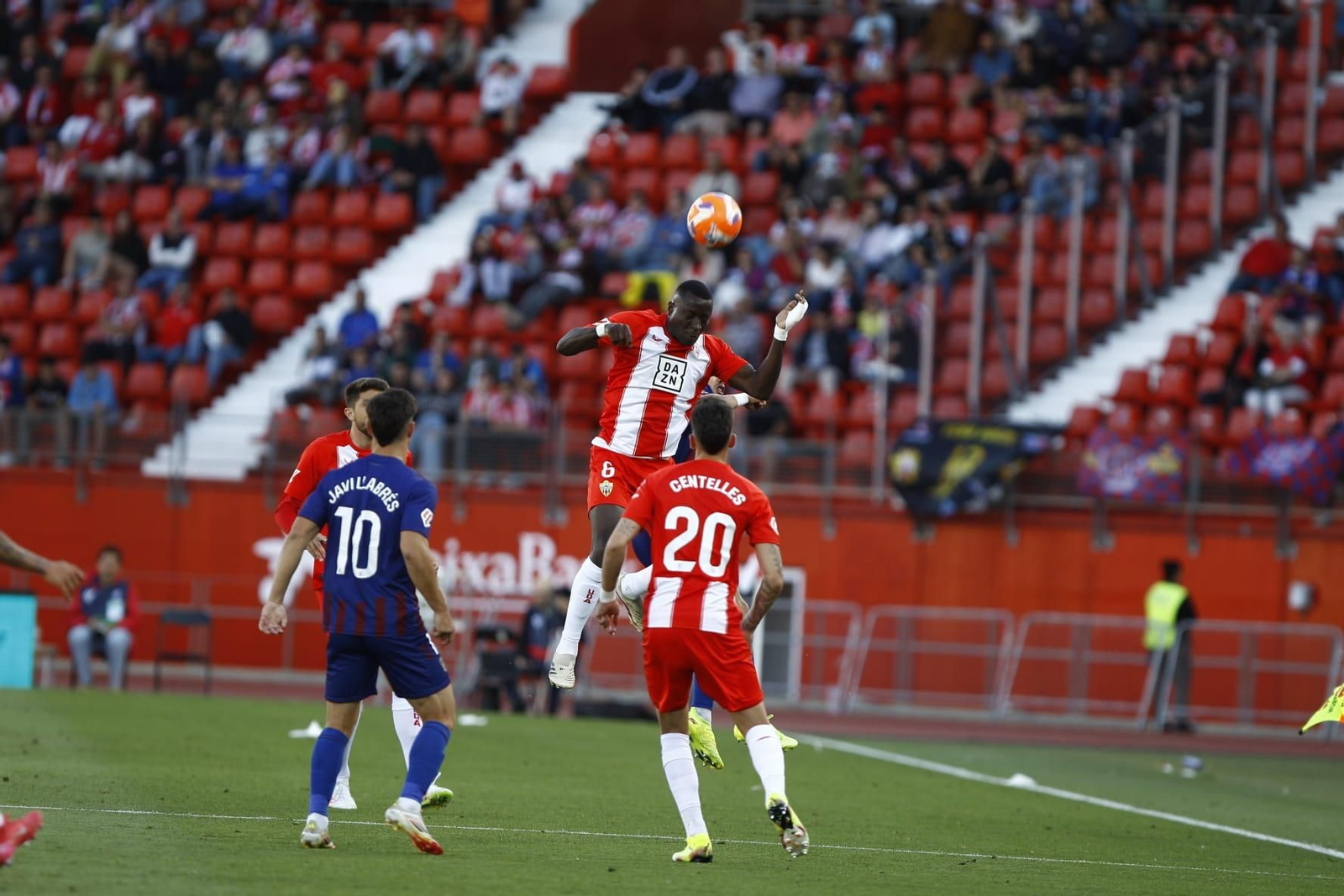 Lopy salta a por un balón aéreo en el duelo ante el Eldense