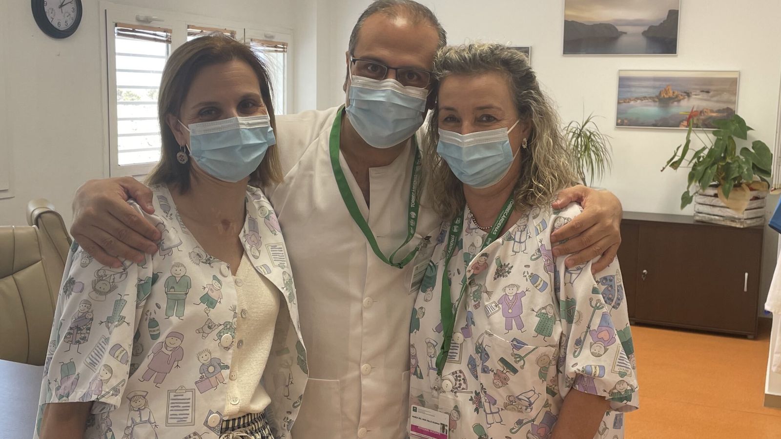 Felipe Cañadas mantiene una estrecha relación con los profesionales del hospital