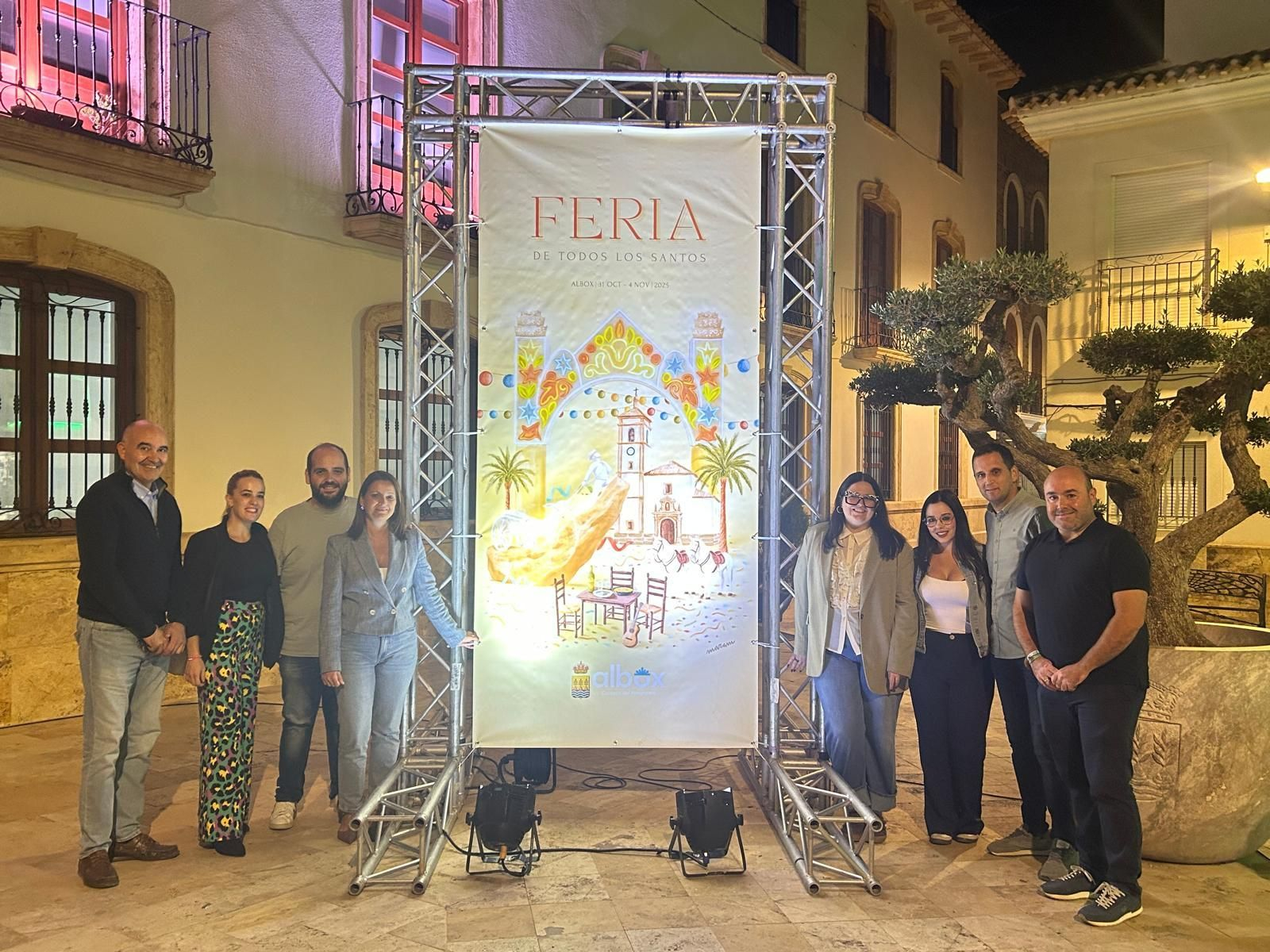 El equipo de gobierno junto a Mara, la autora del Cartel de la Feria 2025