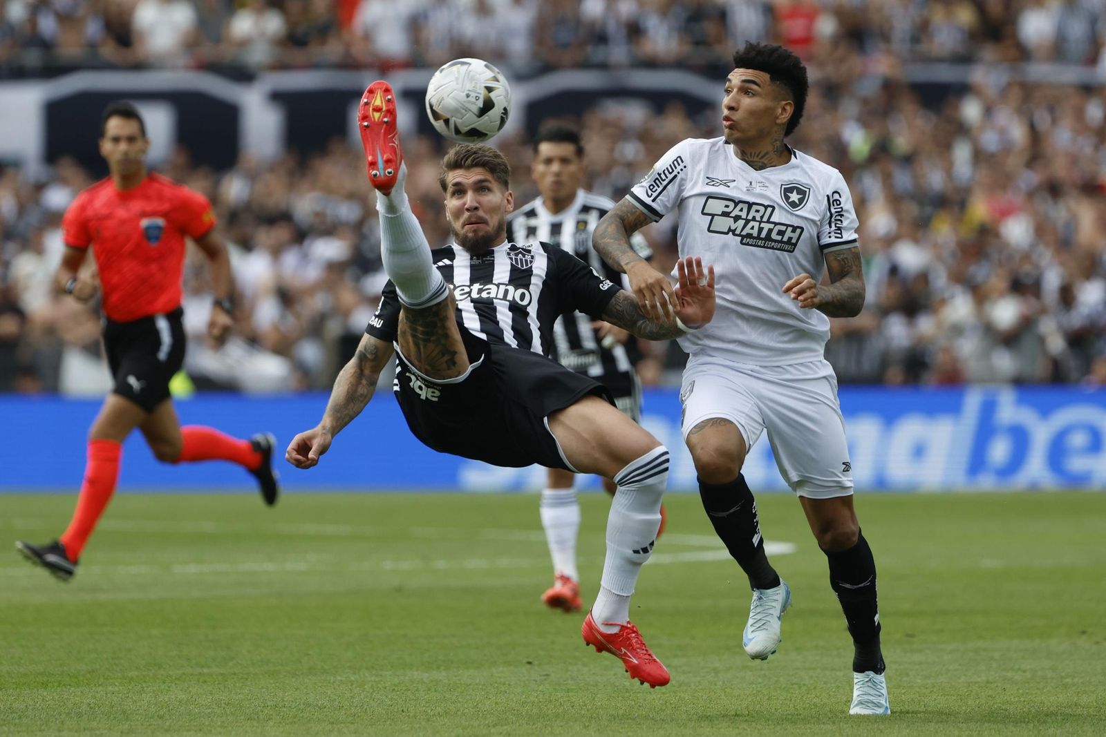 Las fotos de una final de la Libertadores histórica; Botafogo, campeón con 10, ante Atlético Mineiro