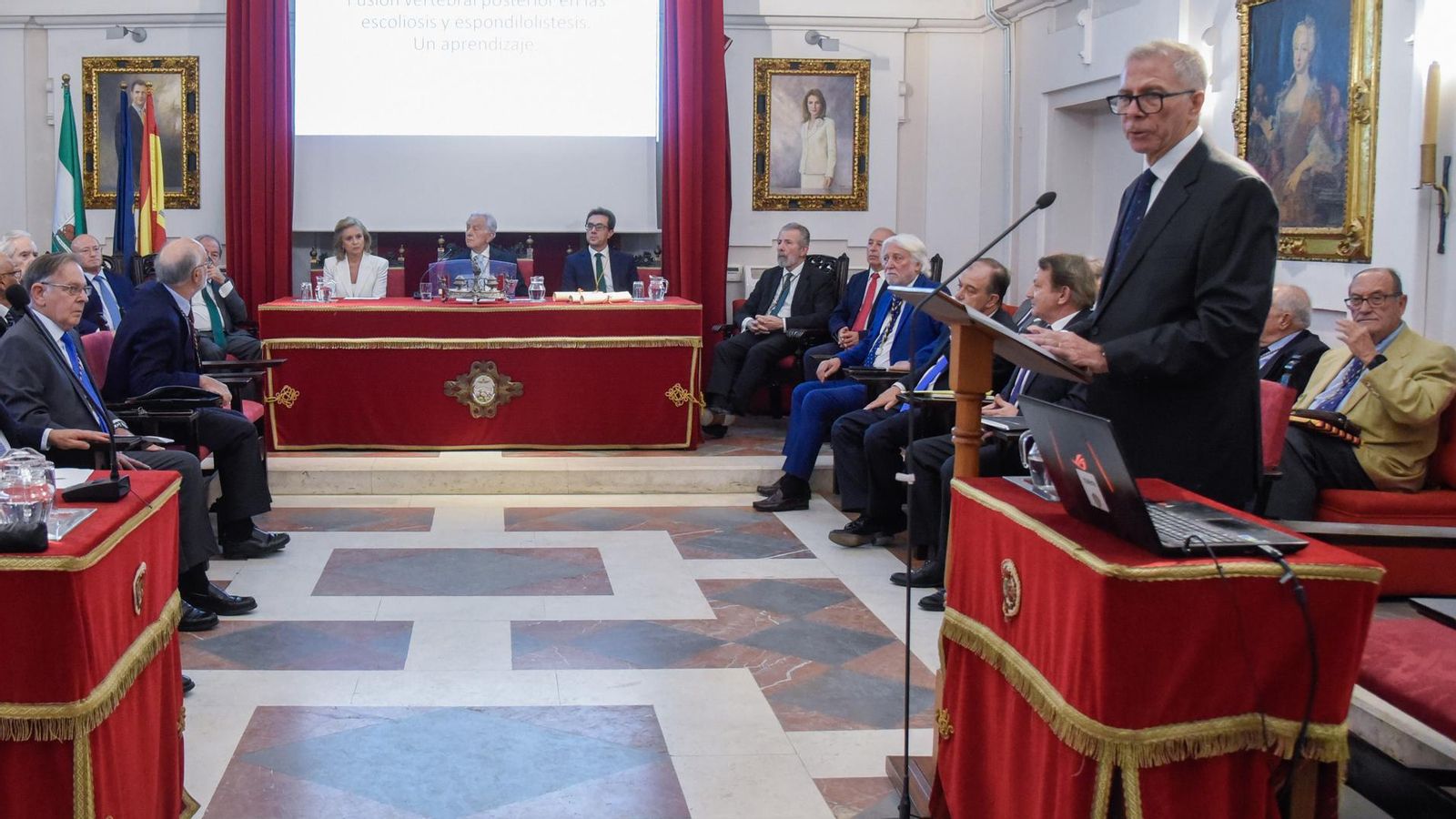 Cortés Moreno durante la lectura de su discurso como académico correspondiente.