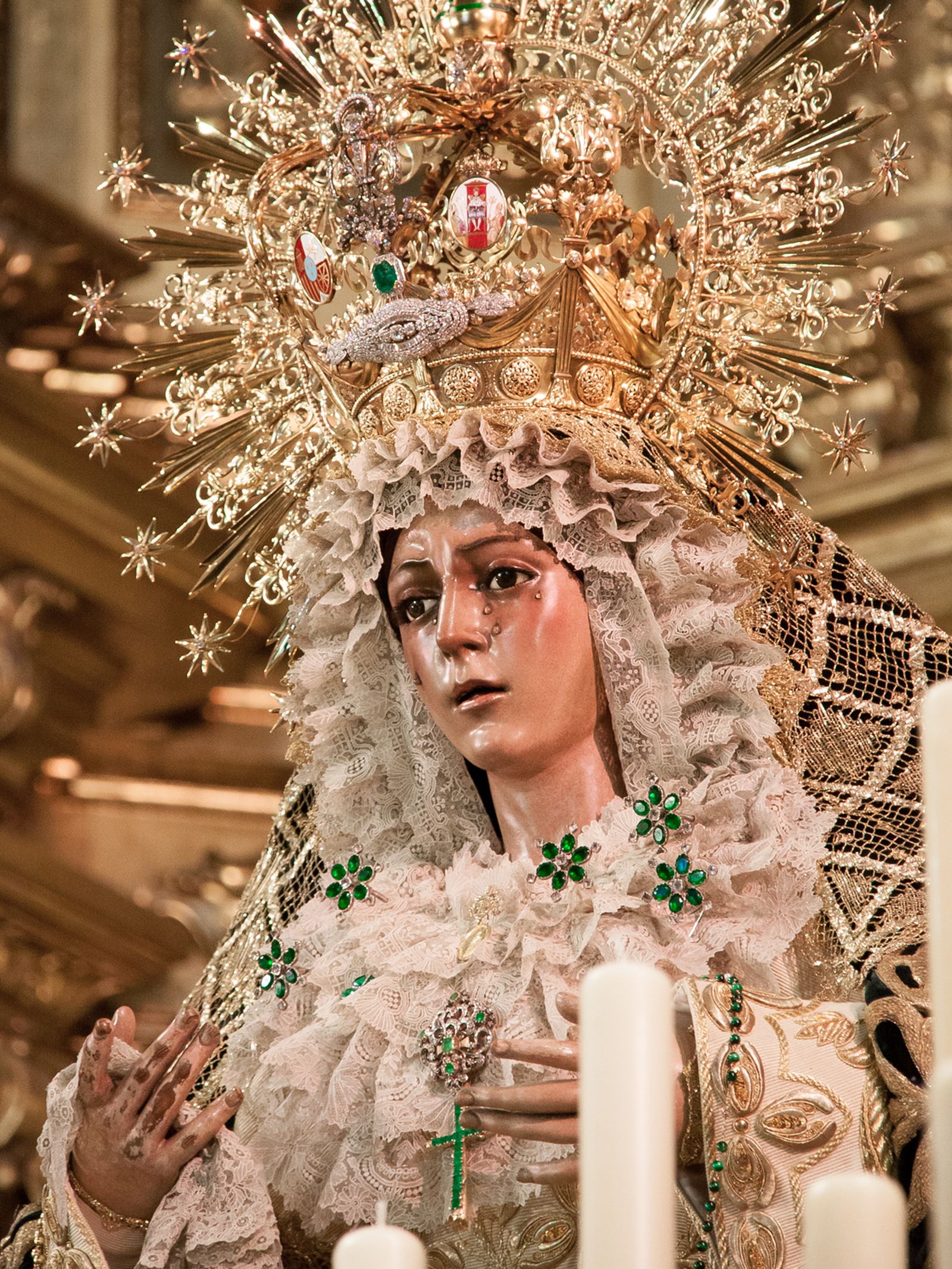 La Esperanza Macarena en su altar para el septenario
