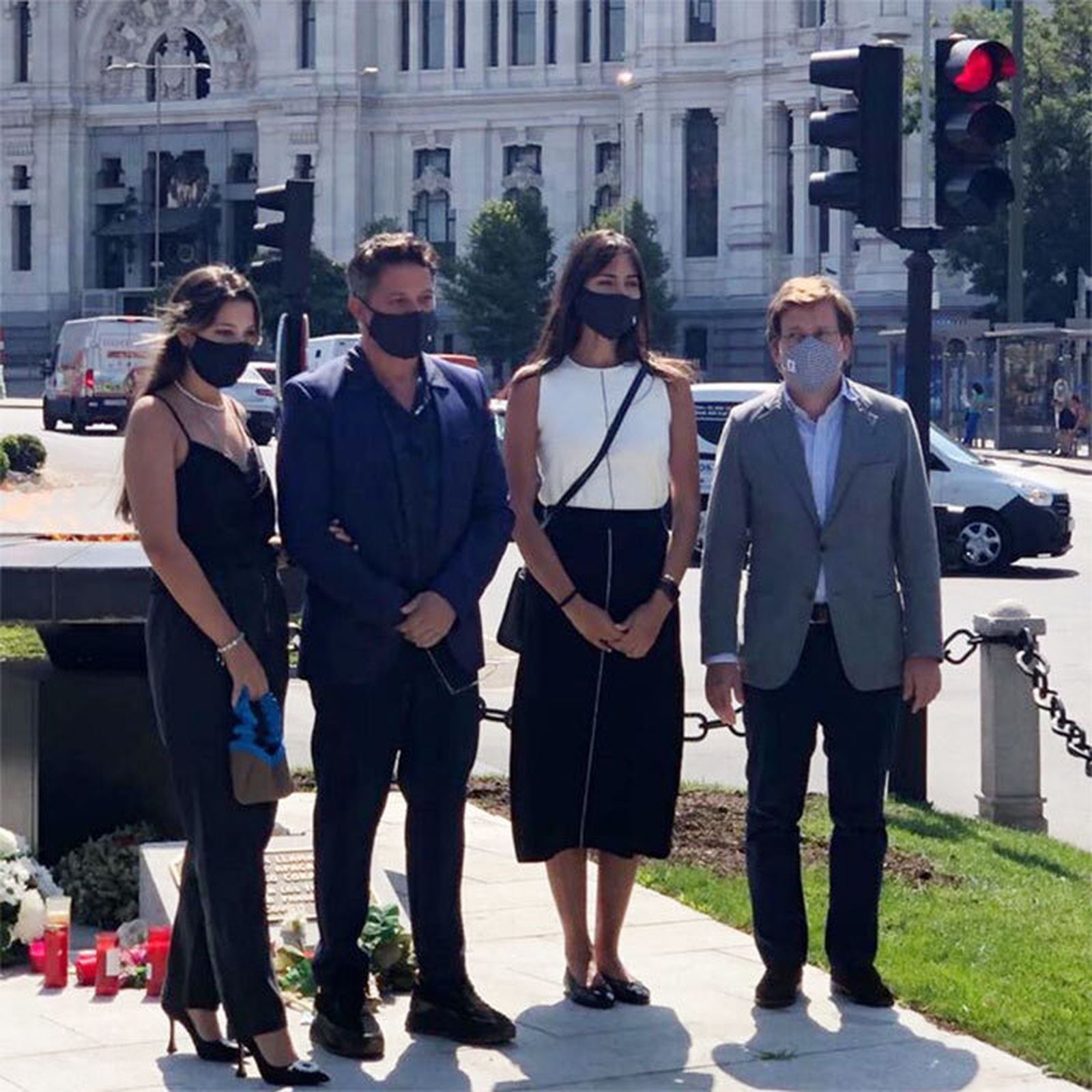 Alejandro Sanz, escoltado por su novia y su hija Manuela, en el homenaje de este jueves.