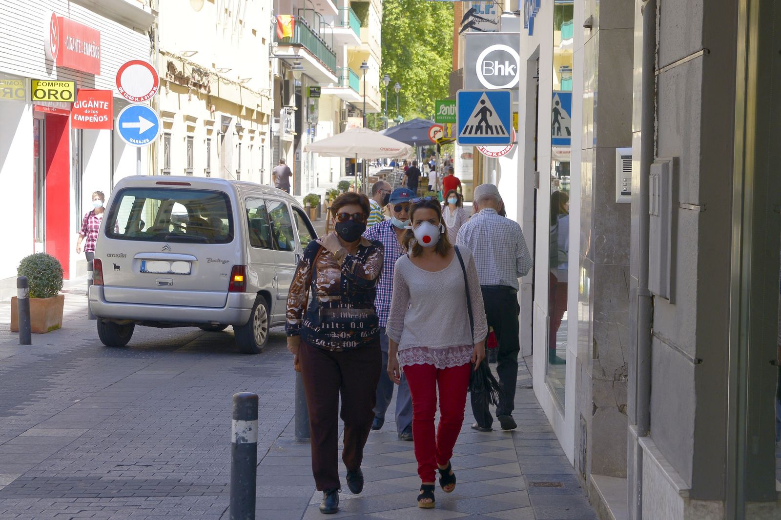 Varios peatones, ayer, en la calle Convento.