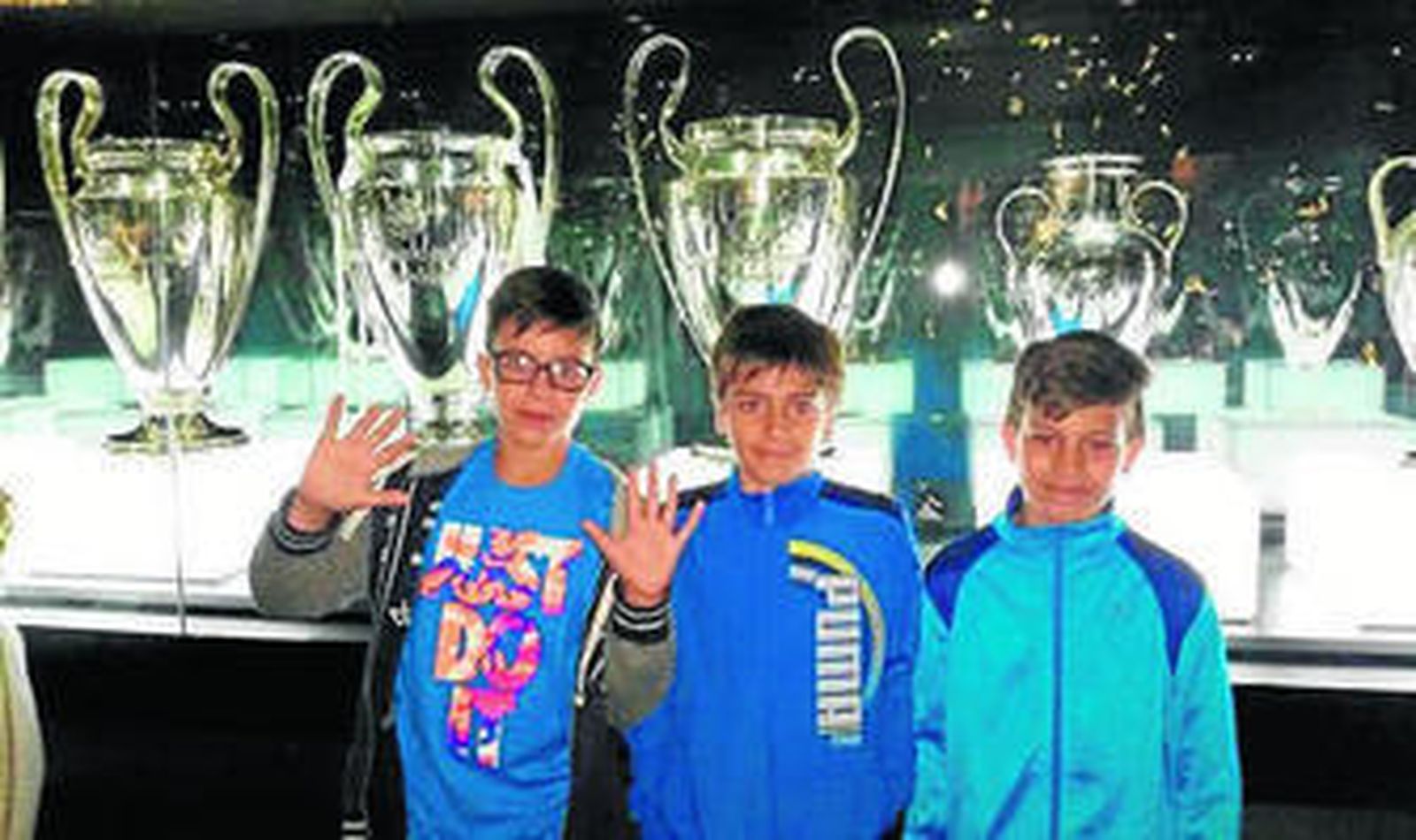 Roberto Viedma, Álvaro Torres y Mario Galera en el Museo de trofeos.