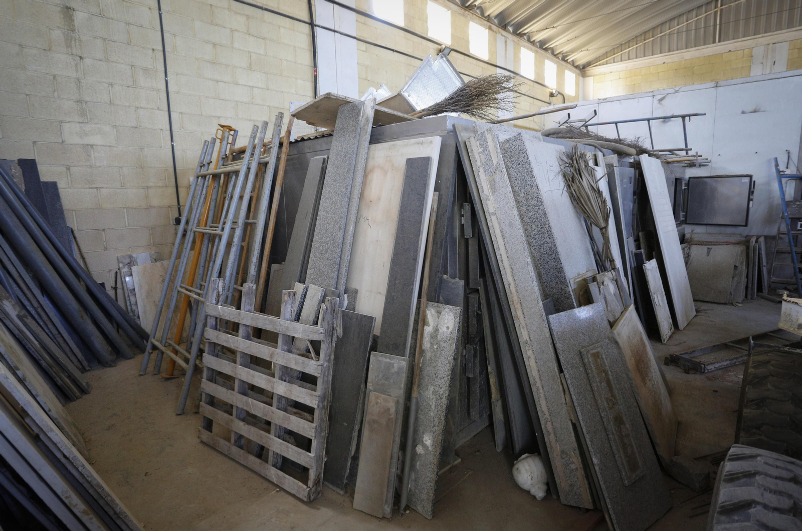 Imágenes del mal estado de los hornos, frigorificos y fosas comunes del cementerio de Sevilla.
