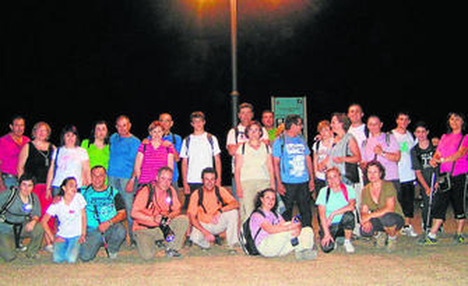 Los miembros de la asociación durante una ruta senderista por Retamar.