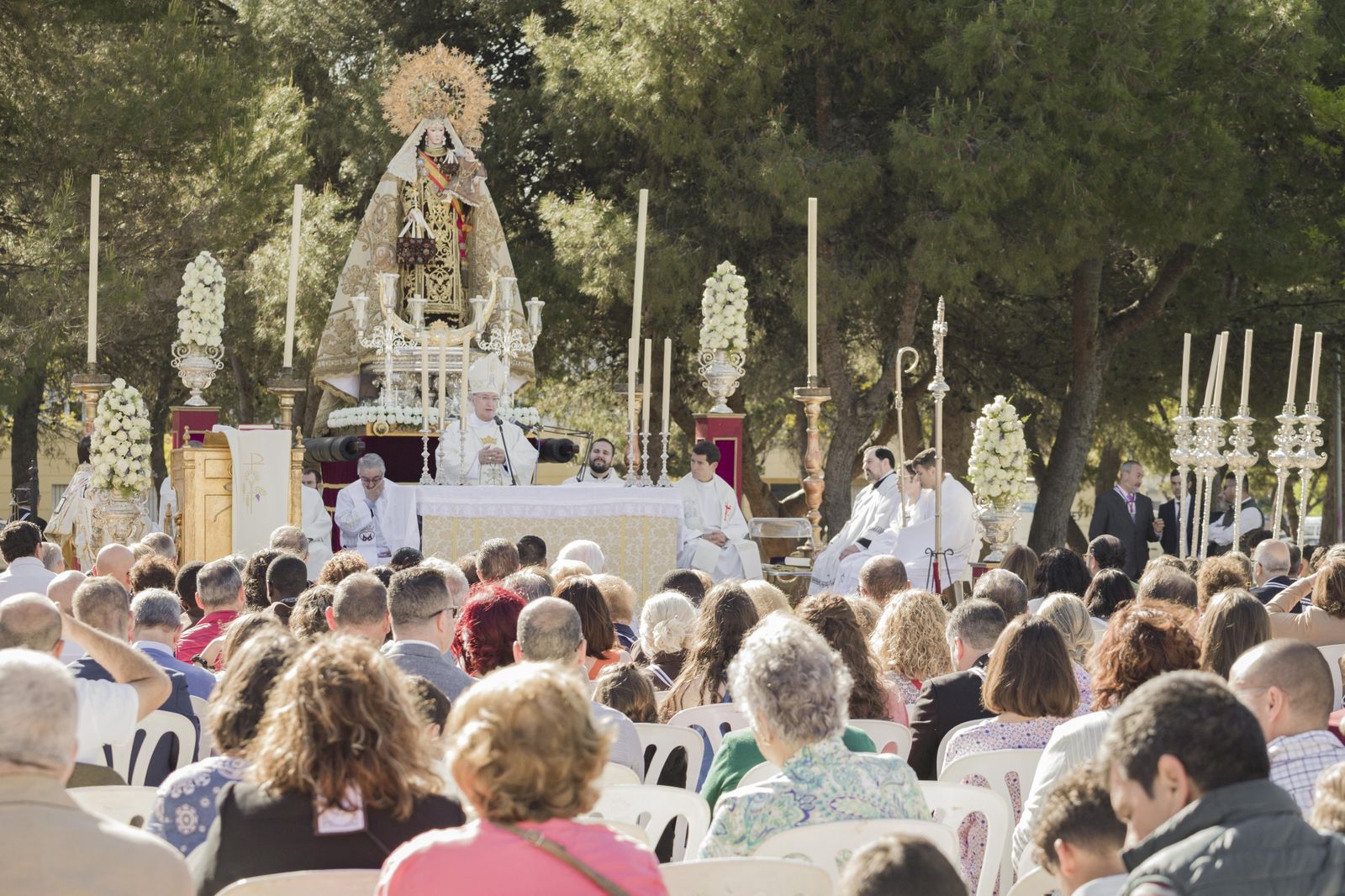 Misa de campaña frente a la parroquia del Cristo de la Sed con la Virgen del Carmen