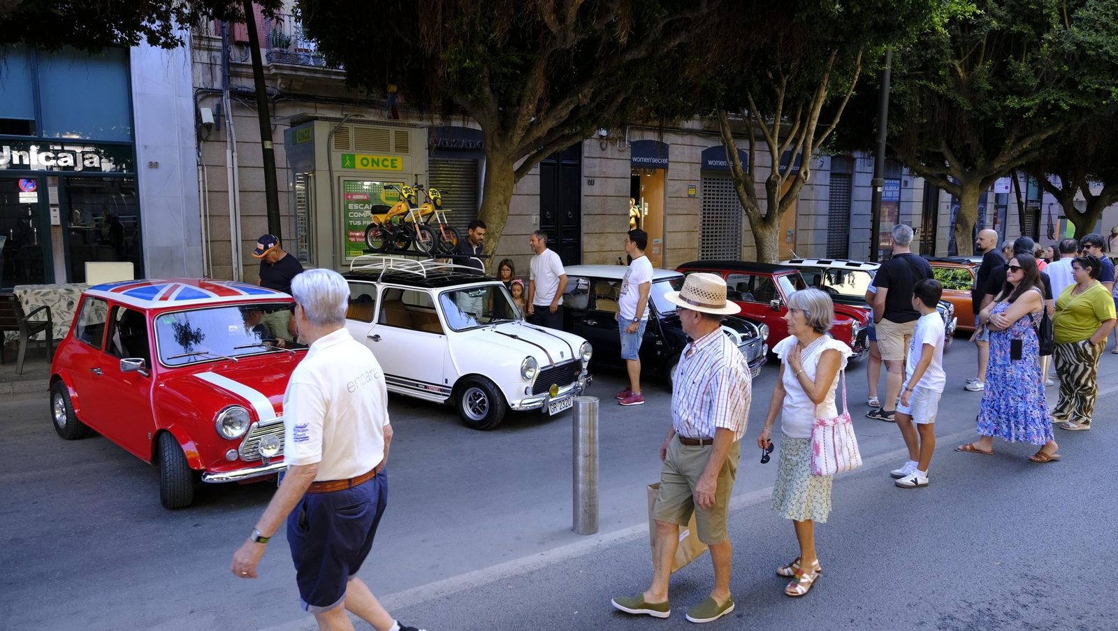 La exposición de Seat 600 y Mini Cooper en la Feria de Almería, en imágenes