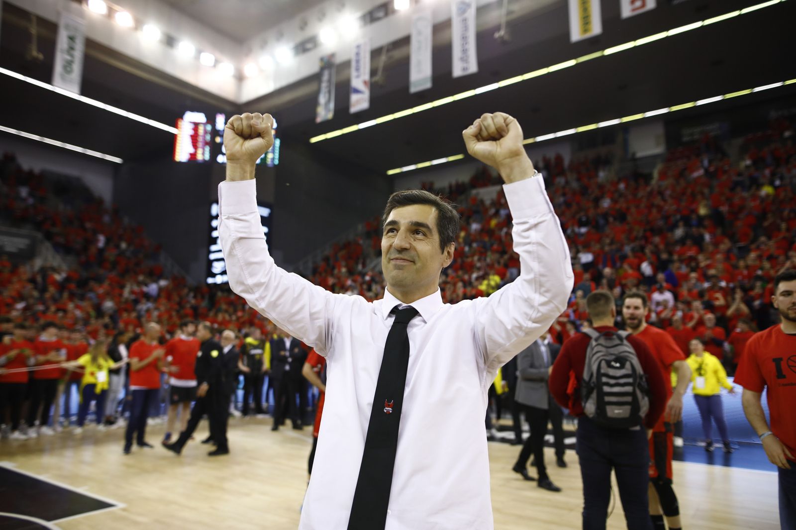 Pin celebra la salvación al final del partido