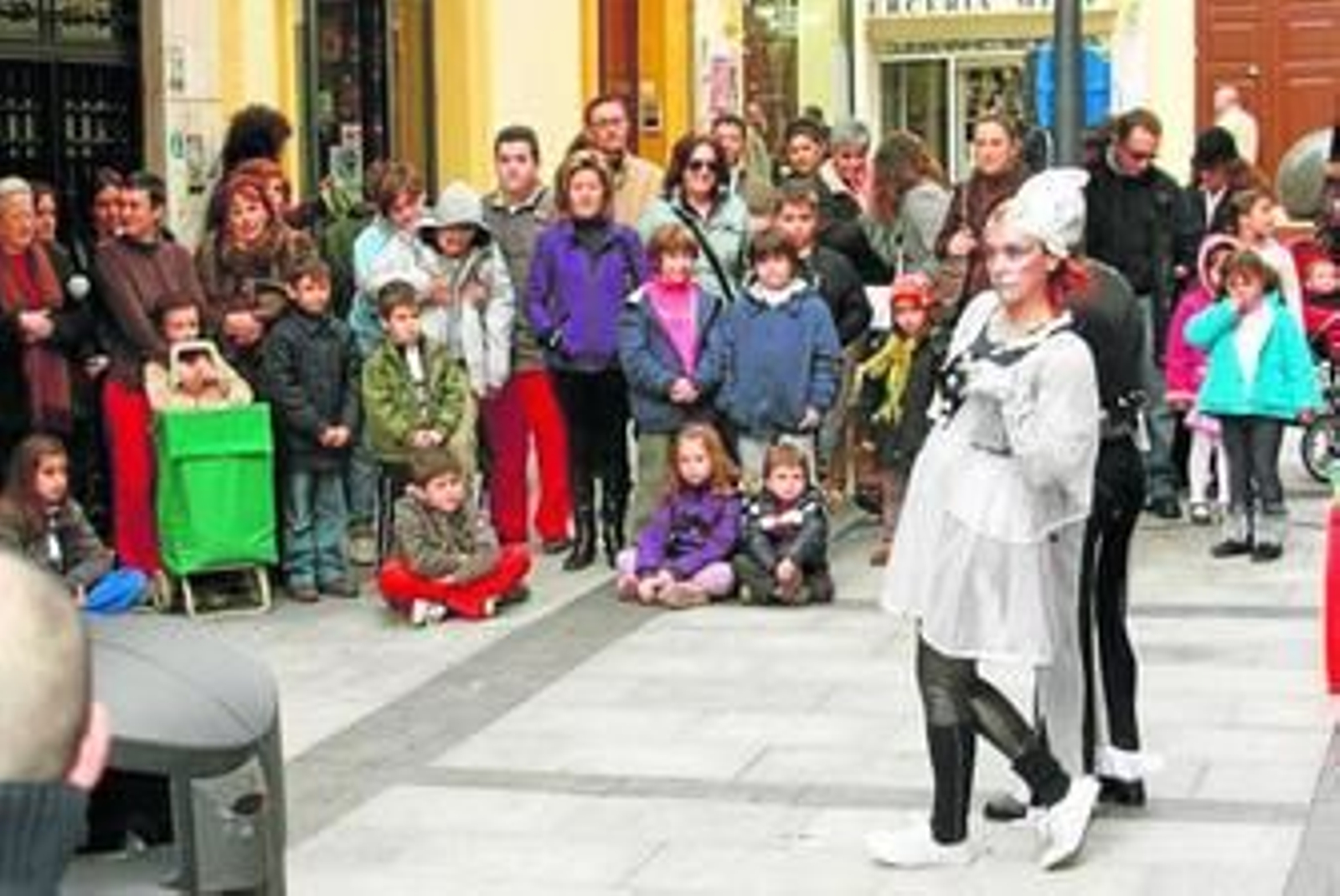 Escenalia durante una actuación que dieron en la calle Francisco de Asís.