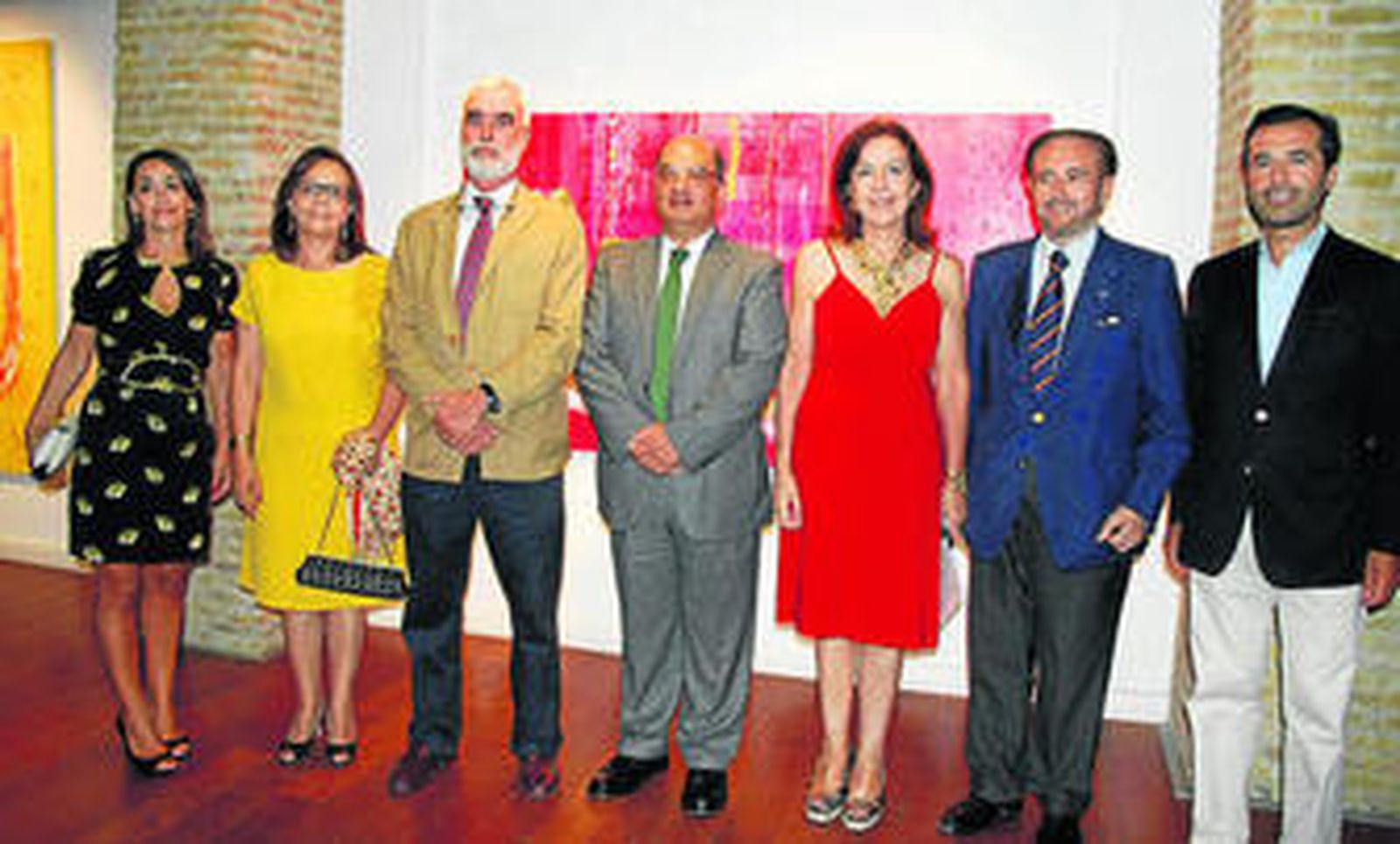 Muchetti entre el cónsul adjunto de Colombia en Sevilla, Álvaro Perdomo; el cónsul chipriota José Carlos Ruiz Berdejo y el cónsul de Portugal, Jorge Monteiro; Santiago Bolíbar; y las esposas de los cónsules Monteiro y Perdomo.