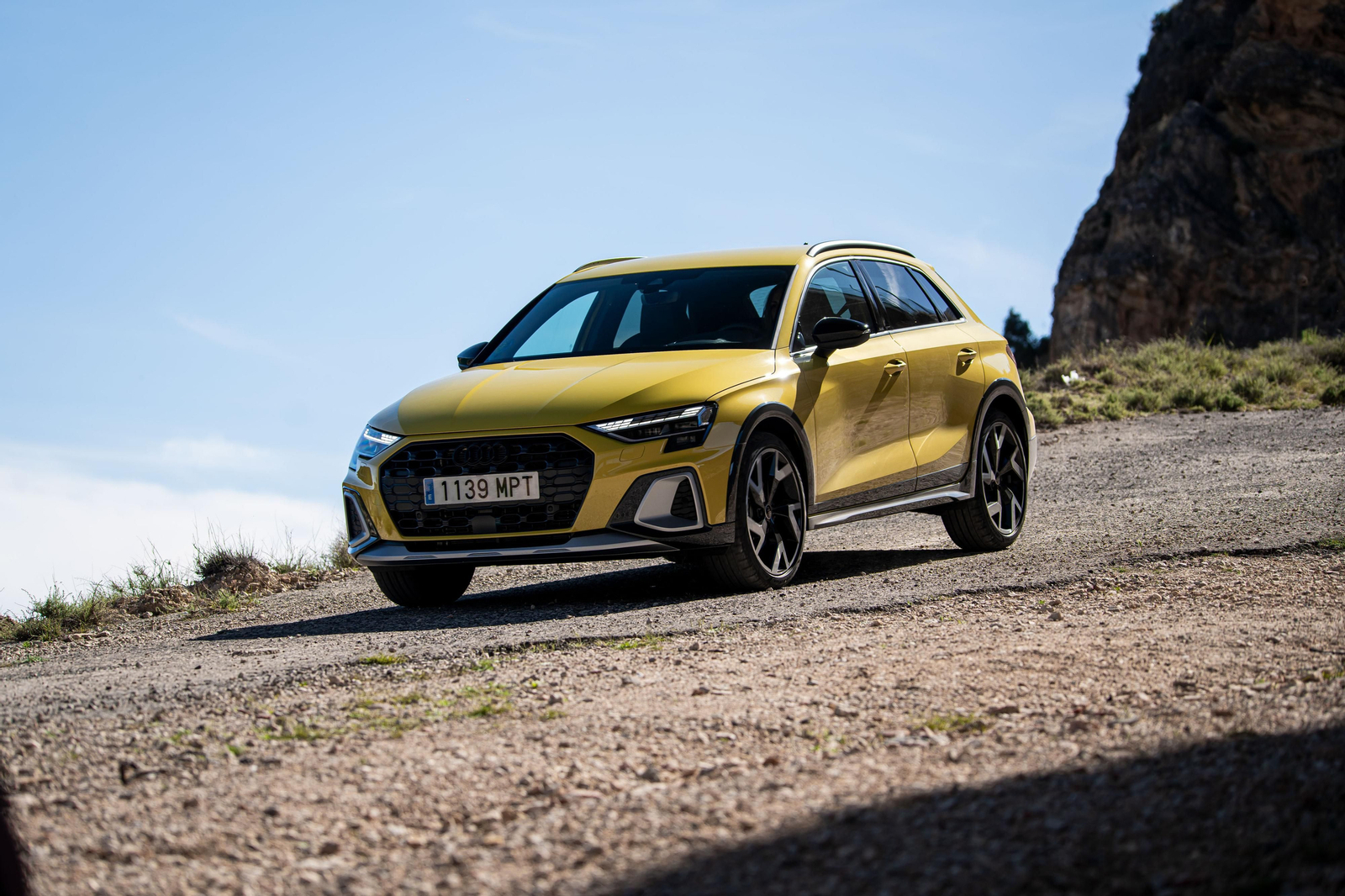 El A3 se renueva y, de paso, estrena una versión crossover: así va el compacto de Audi