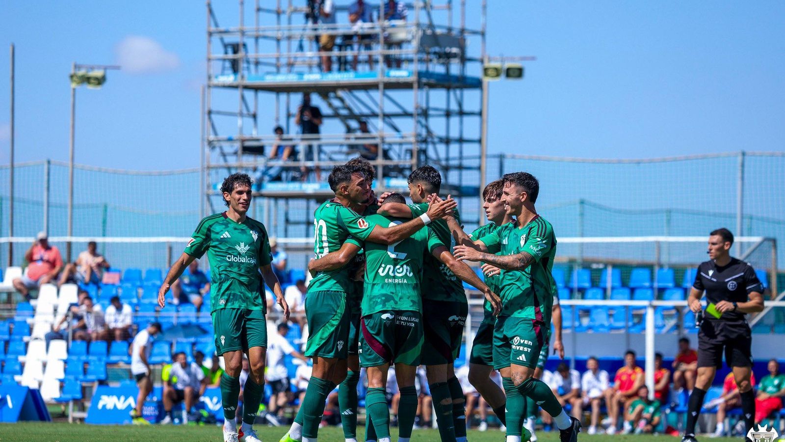 El plantel de Alberto González celebra uno de sus goles de pretemporada.