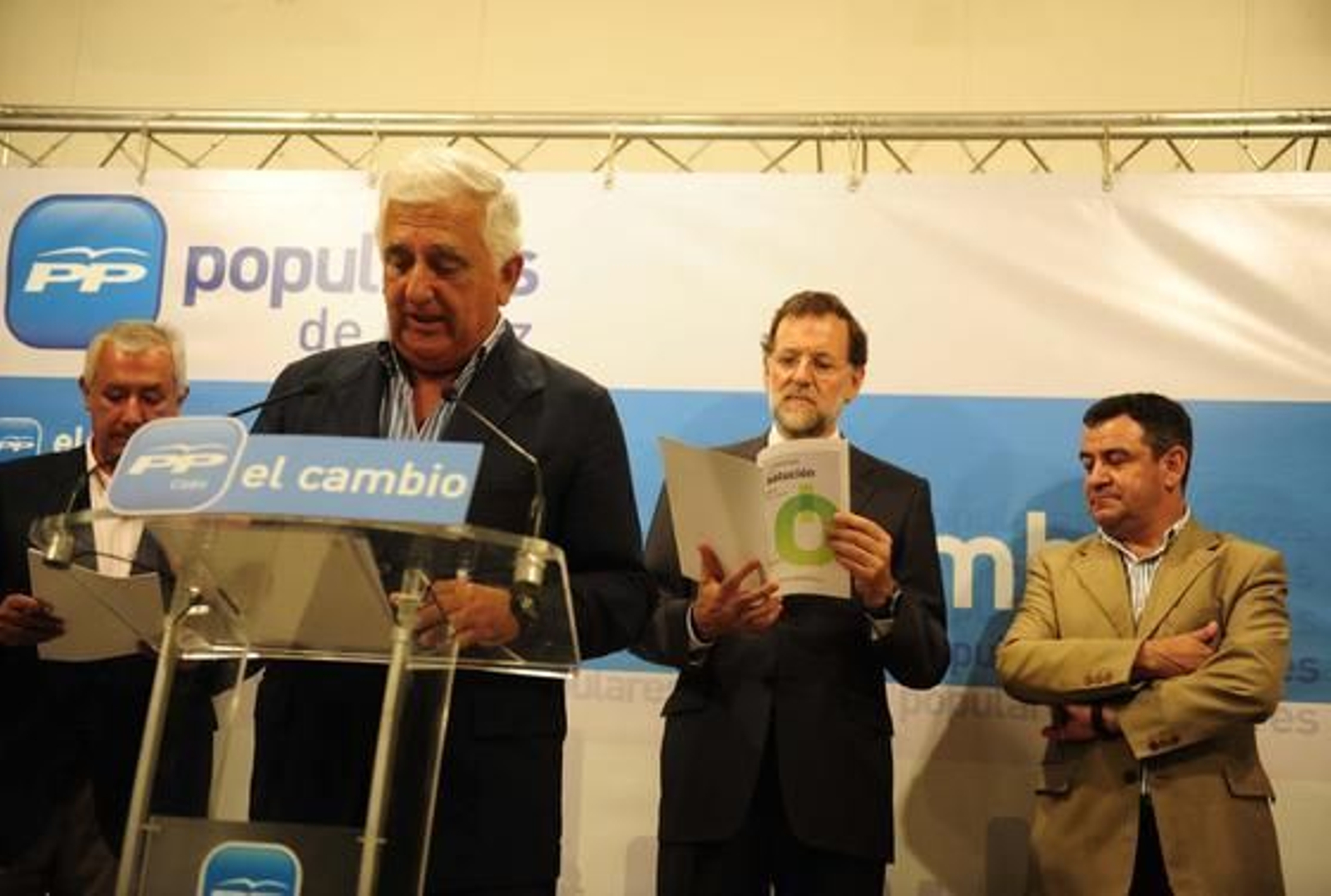 La cúpula del PP, con Mariano Rajoy que presidió el encuentro mantenido ayer en La Isla con los empresarios

Foto: Elias Pimentel