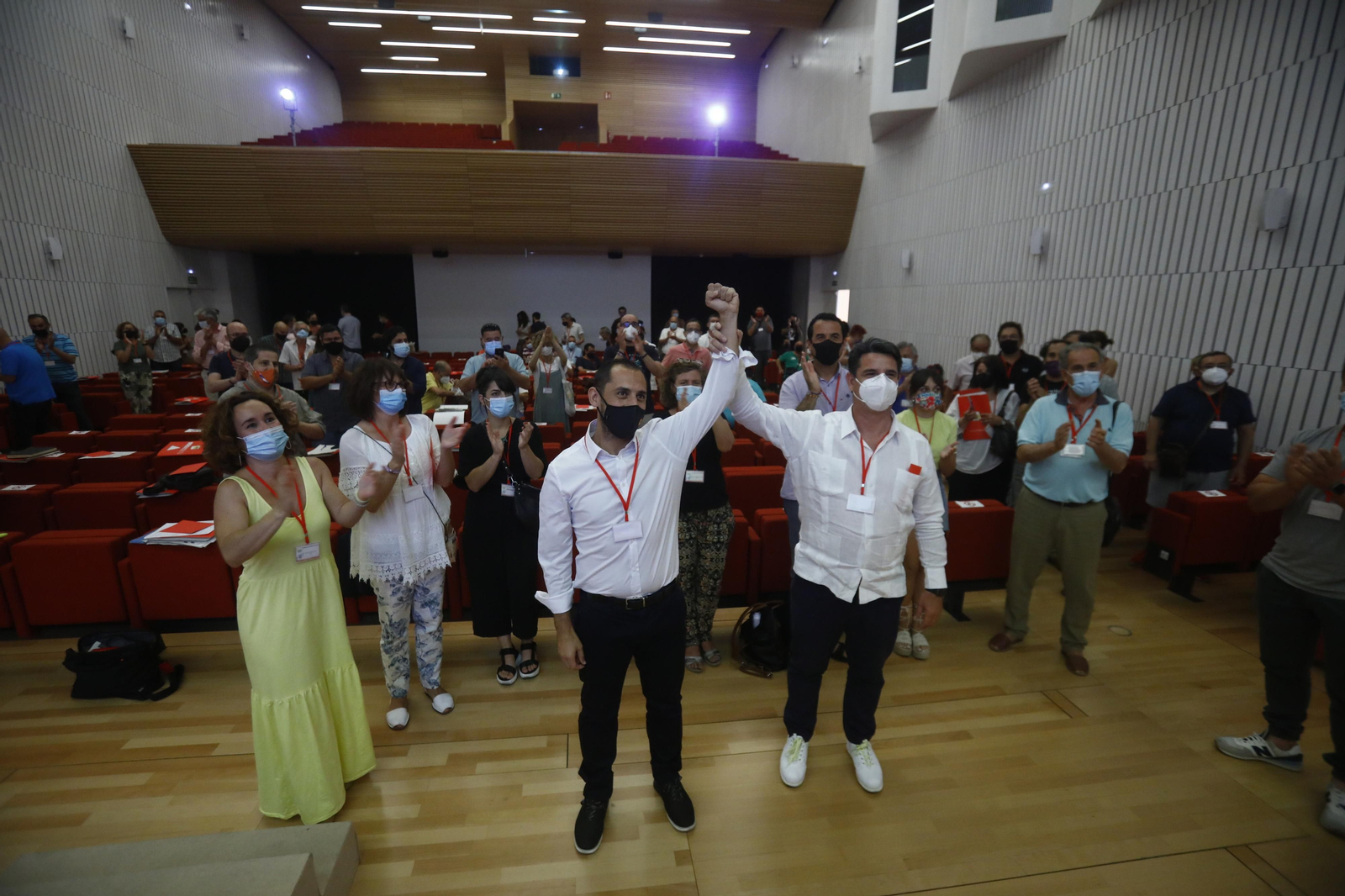 Sebastián Pérez junto a Pedro García tras su elección como coordinador provincial de IU.