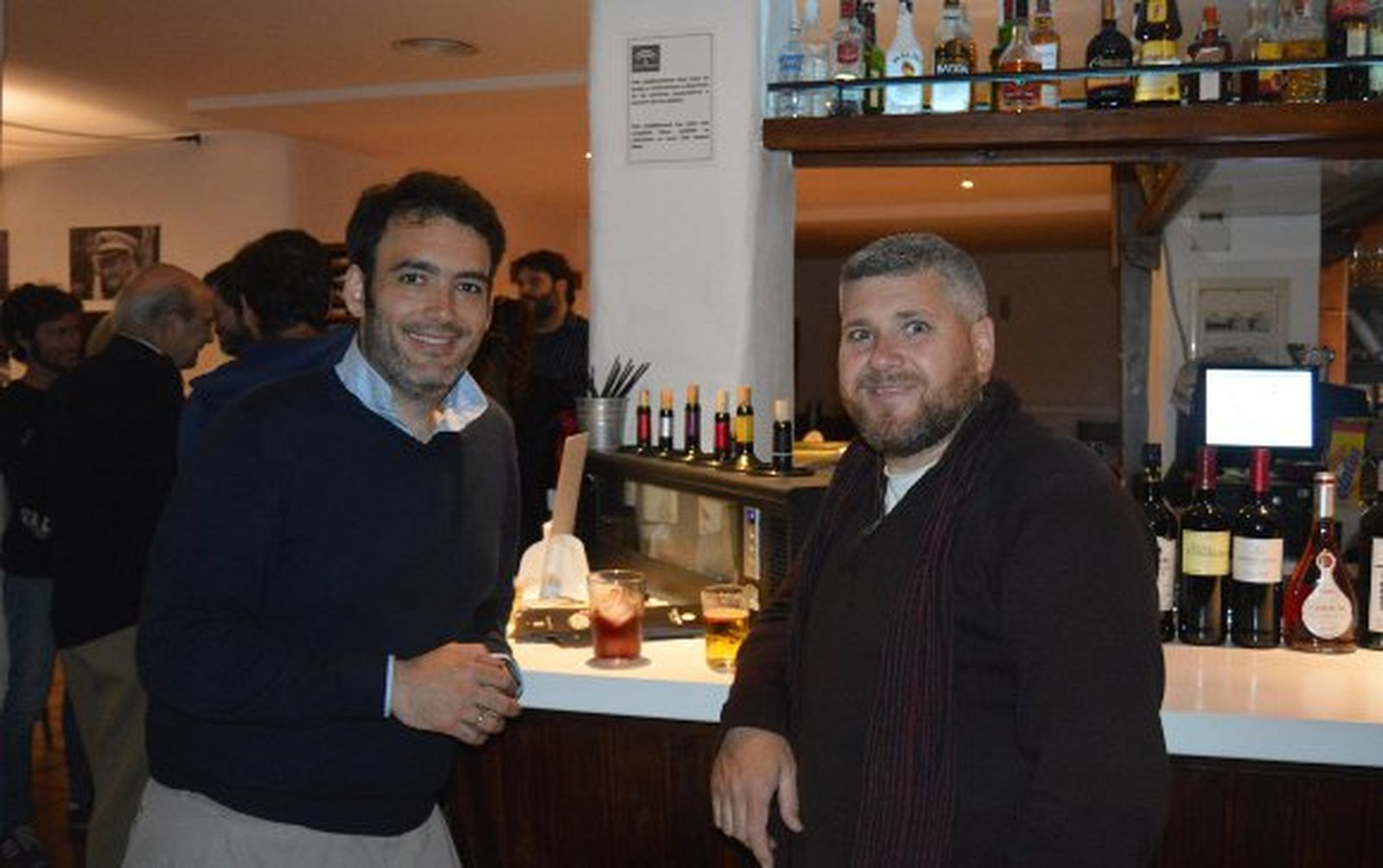 Emilio Triguero y Andrés Ramírez , durante el cóctel de inauguración.

Foto: Ignacio Casas de Ciria