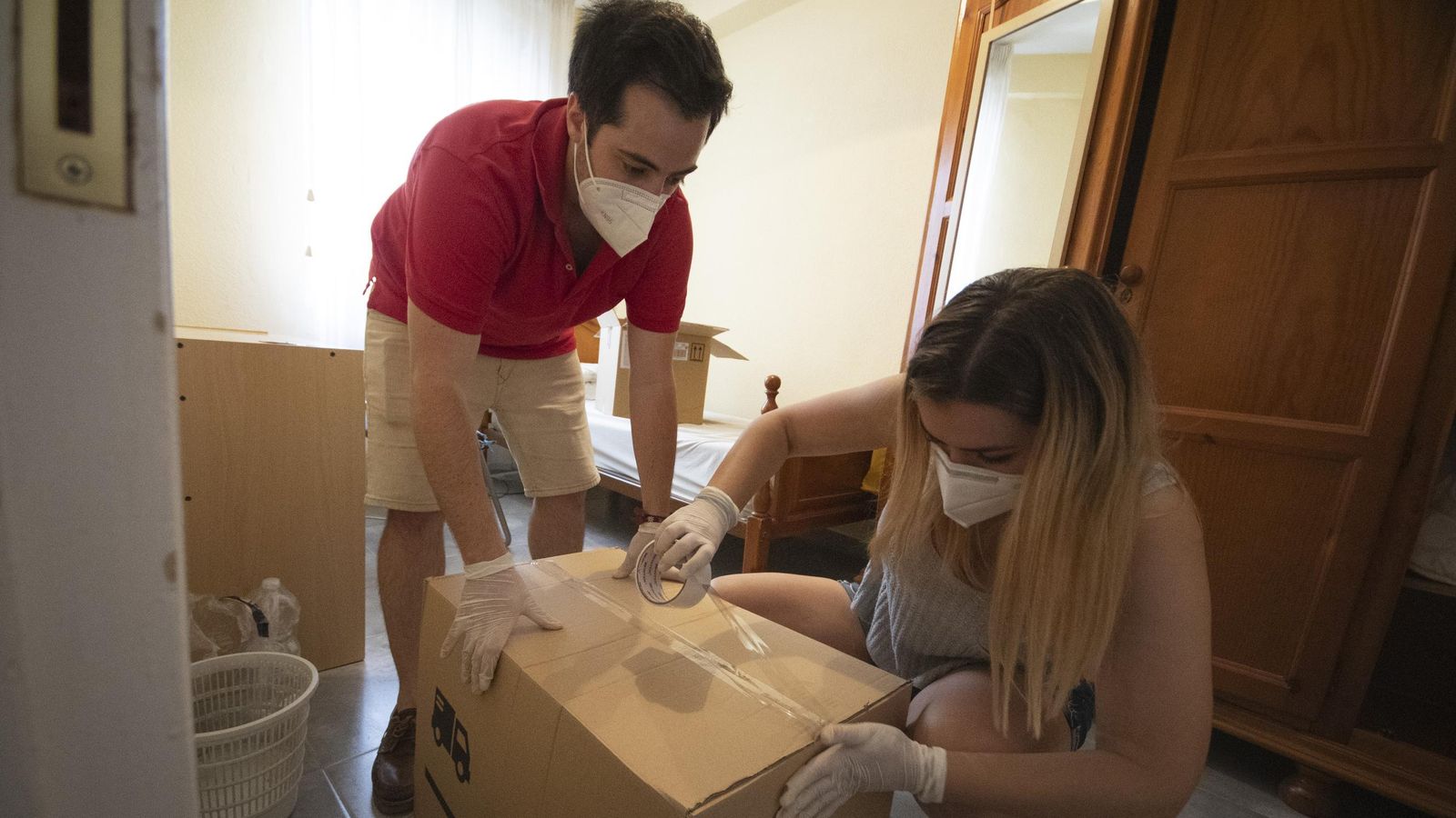 Dos voluntarios de ESN empaquetan las pertenencias de un estudiante.