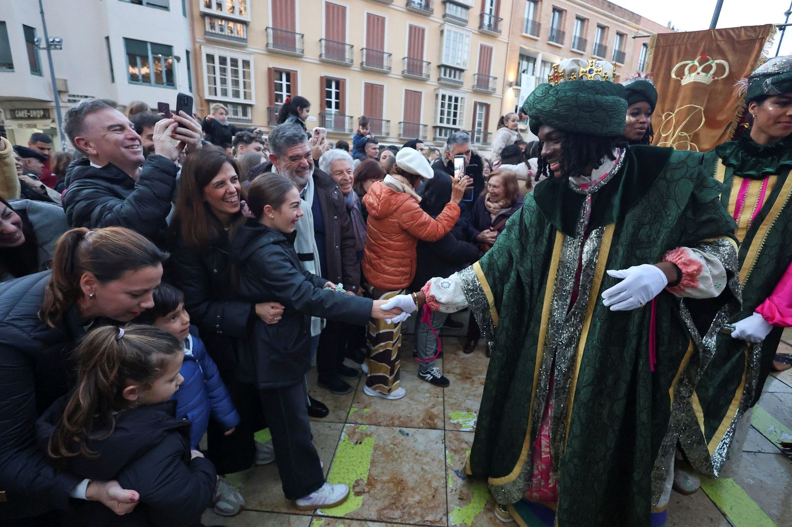 Baltasar Perry reparte magia y felicidad por las calles de Málaga