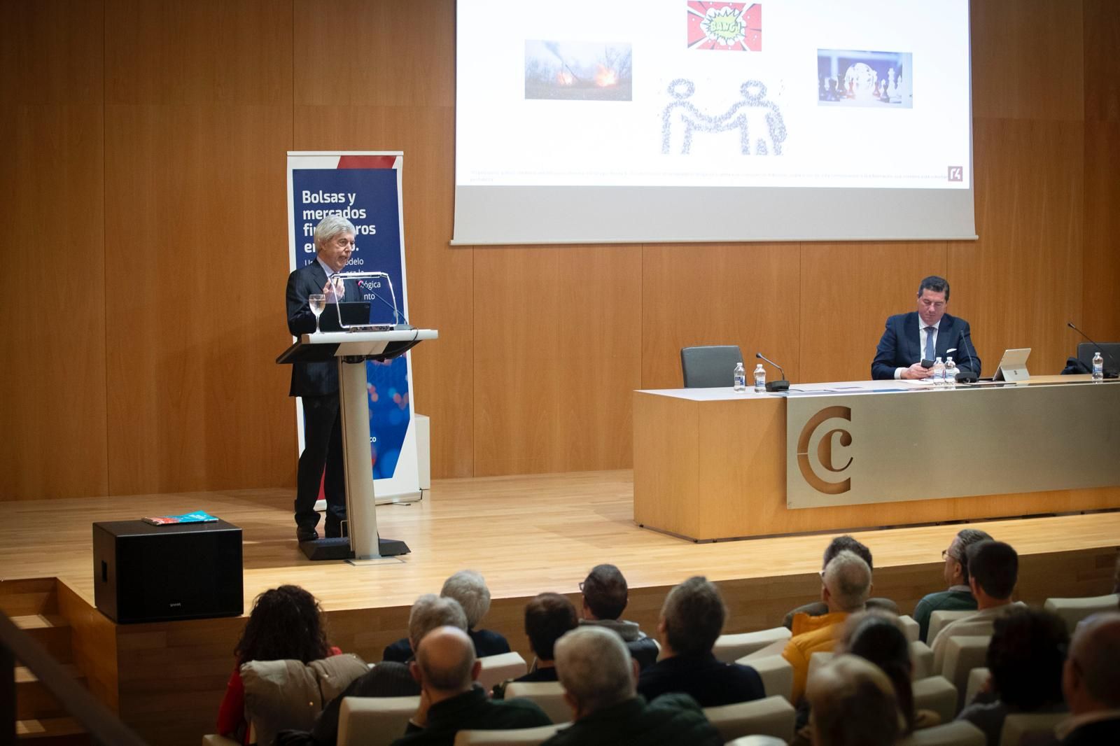 Juan Carlos Ureta, presidente ejecutivo de Renta 4 Banco, durante su conferencia.