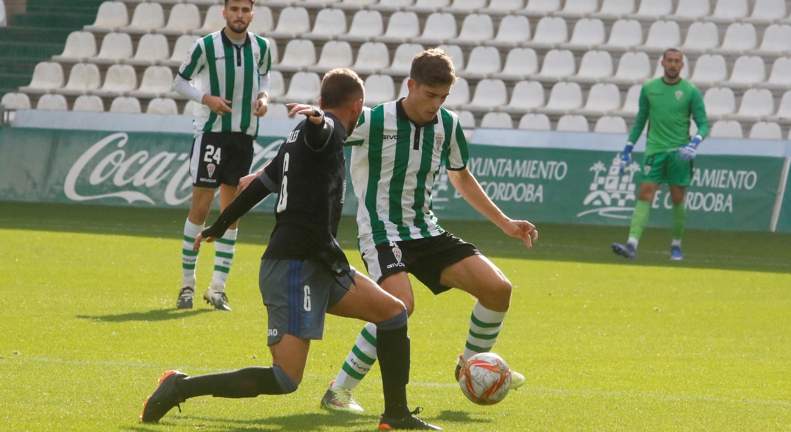Jan Reixach controla el balón en un partido del Córdoba B. Jan Reixach controla el balón en un partido del Córdoba B.