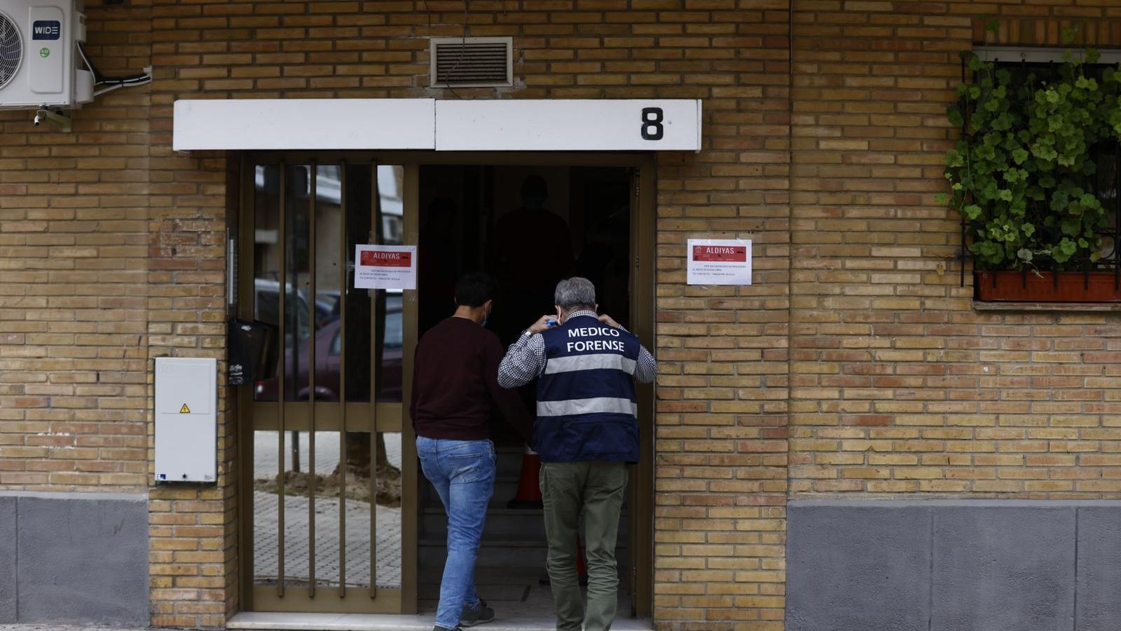 El médico forense accede al bloque 8 de la calle Mar Negro.