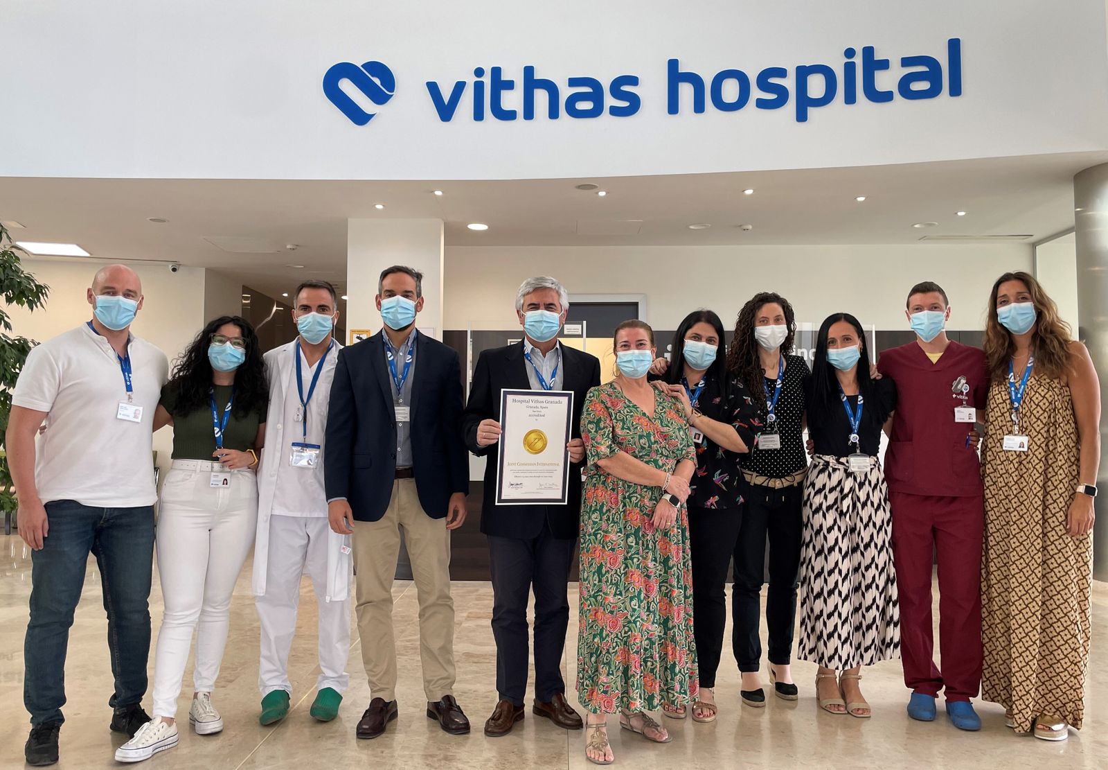 El Dr. José Luis Salcedo (centro) muestra la acreditación junto al equipo que coordina el trabajo de Joint Commission International.