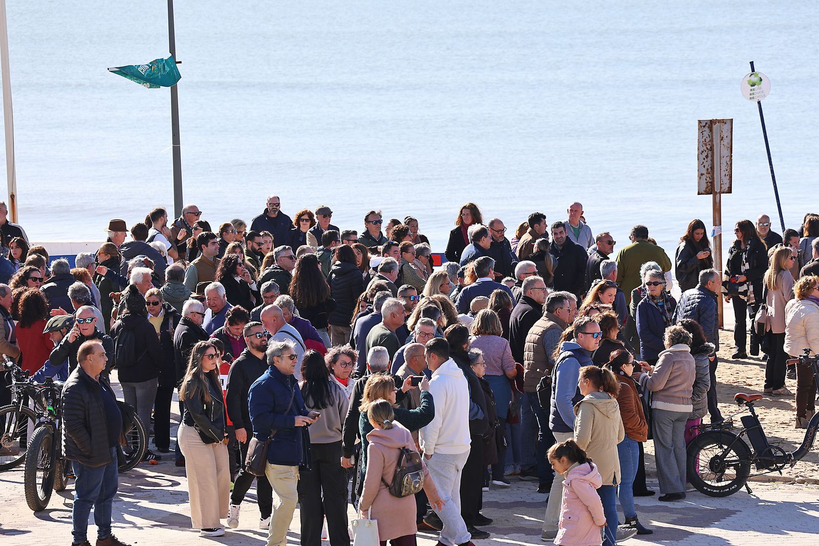 Fotografías de la concentración de los vecinos de Matalascañas tras los destrozos del paseo marítimo