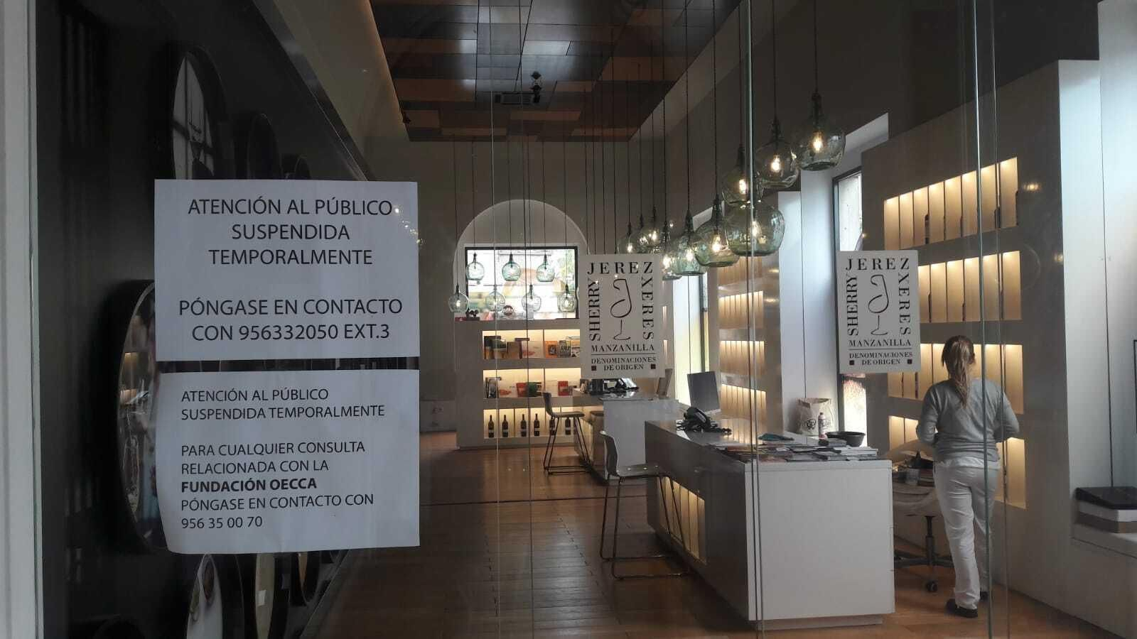 Carteles que anuncian la suspensión de la atención al público de forma presencial en el Consejo Regulador del vino.