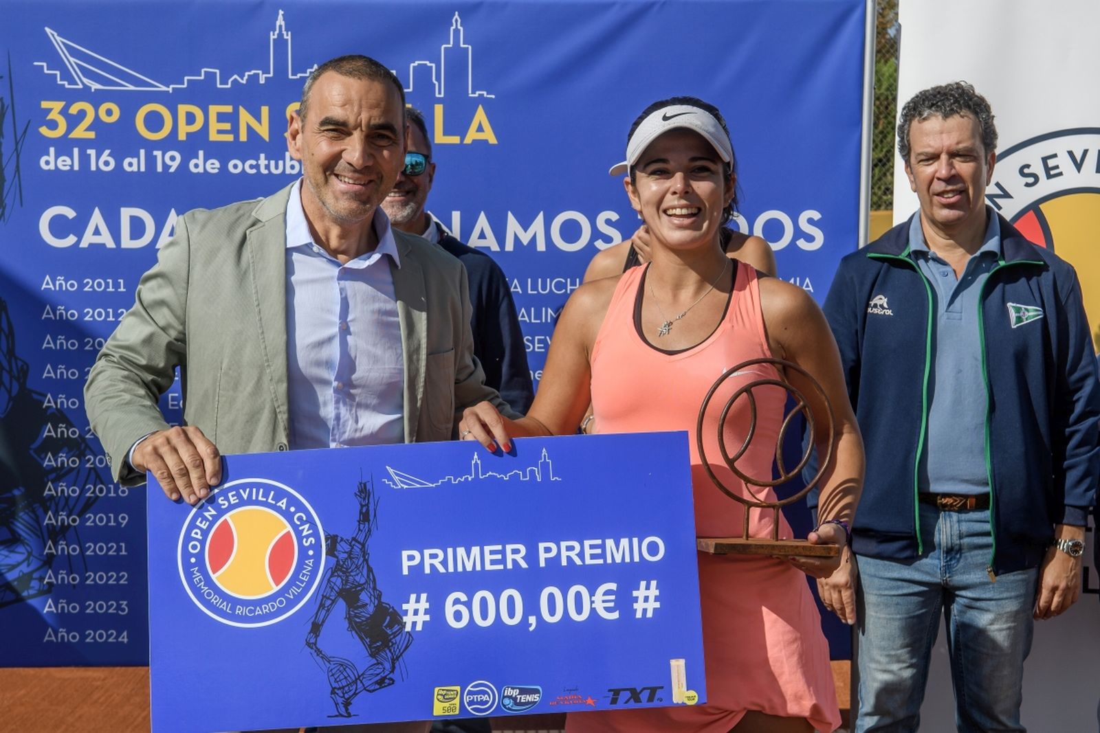 María José Luque recibe el cheque del premio en metálico por salir campeona.
