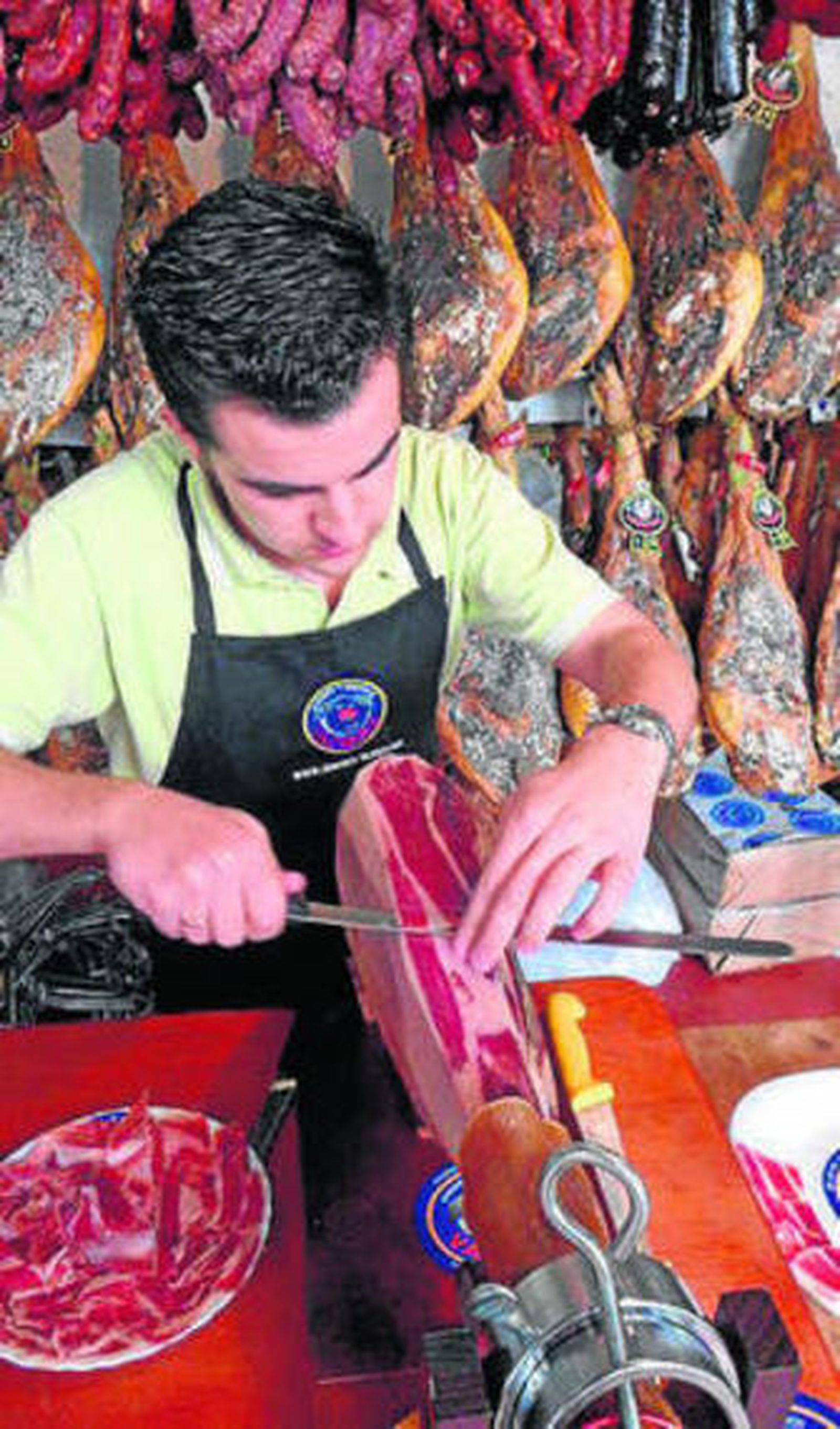 Un cortador partiendo jamón.