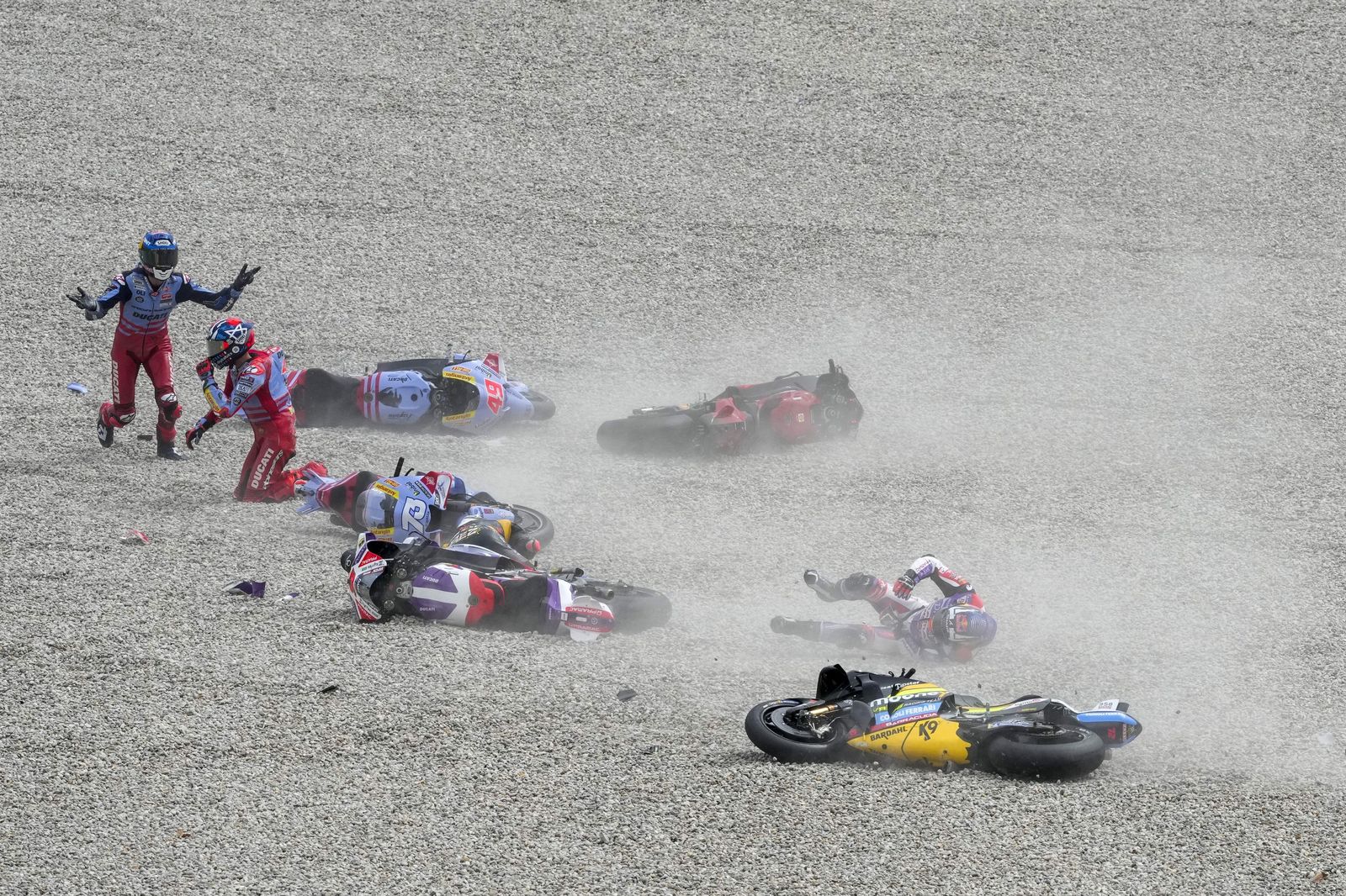 Las cariñosas fotos de Piqué, Clara Chía en el Mundial de Motos en Montmeló
