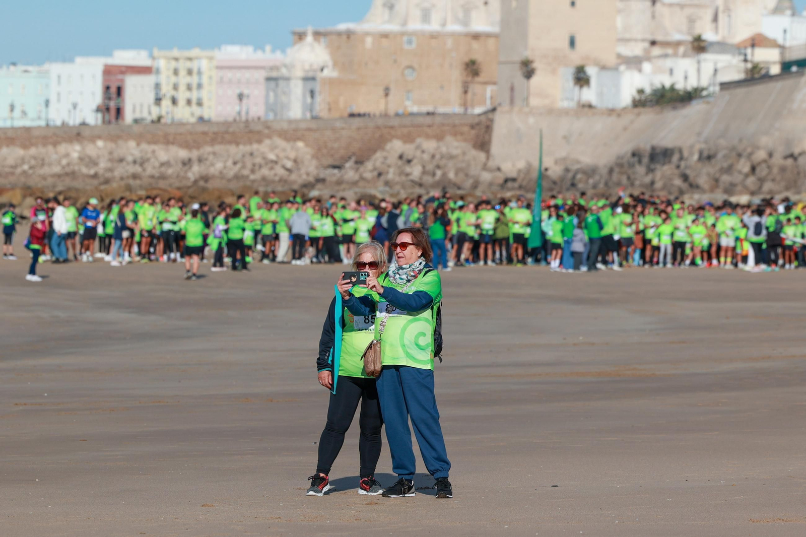 Búscate en las fotos de la XI Carrera en Marcha Contra el Cáncer de Cádiz