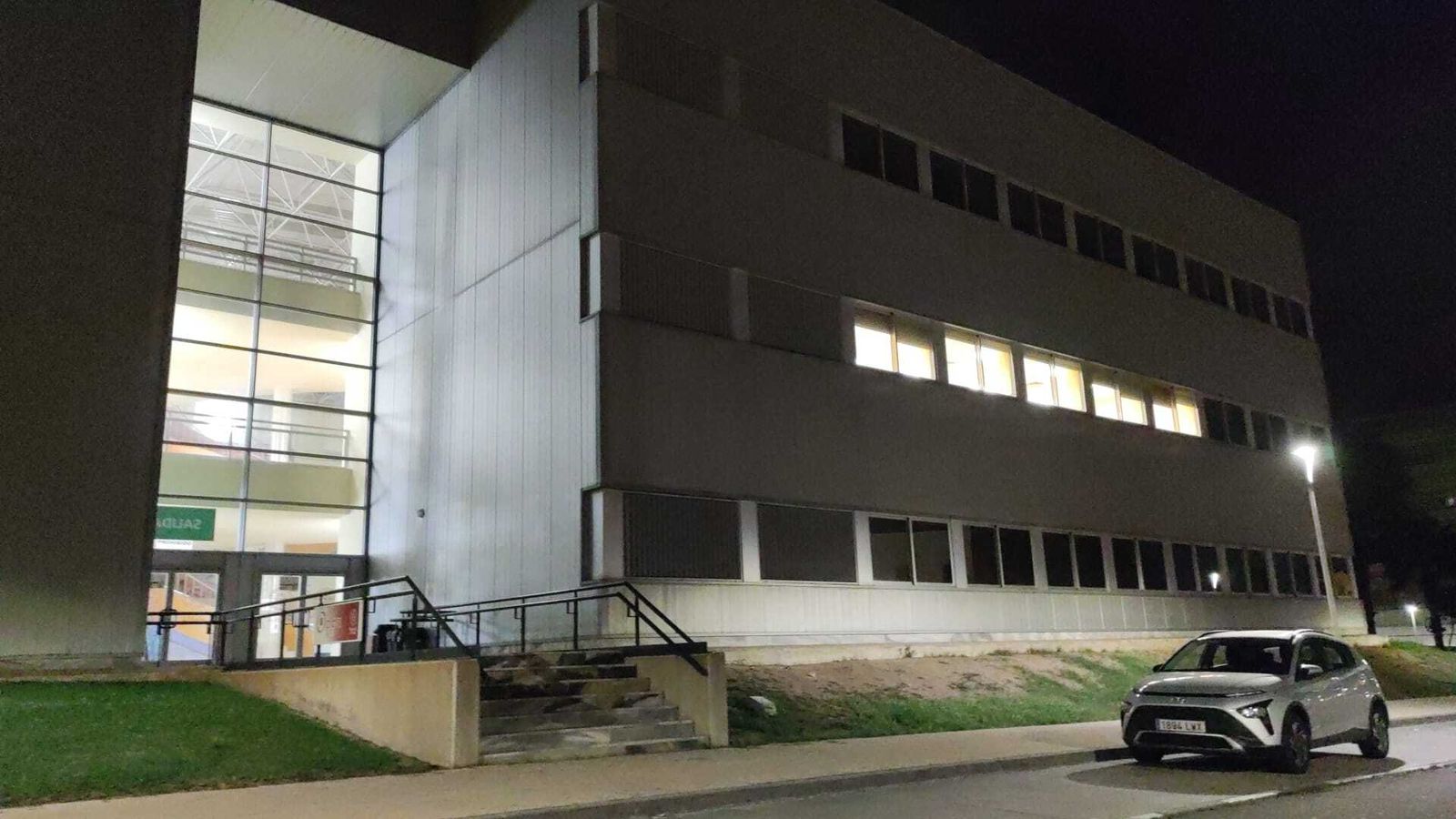 El edificio Galileo Galilei de la UHU en la noche del pasado martes.