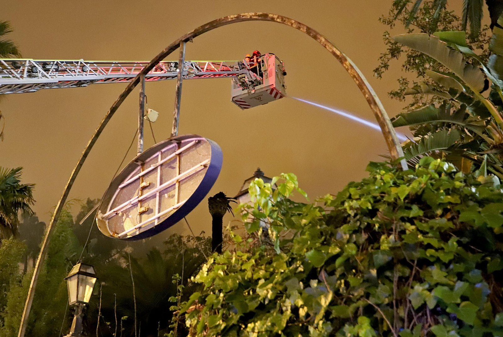 Imágenes del incendio del edificio de la Casona de Huelva en la Alameda