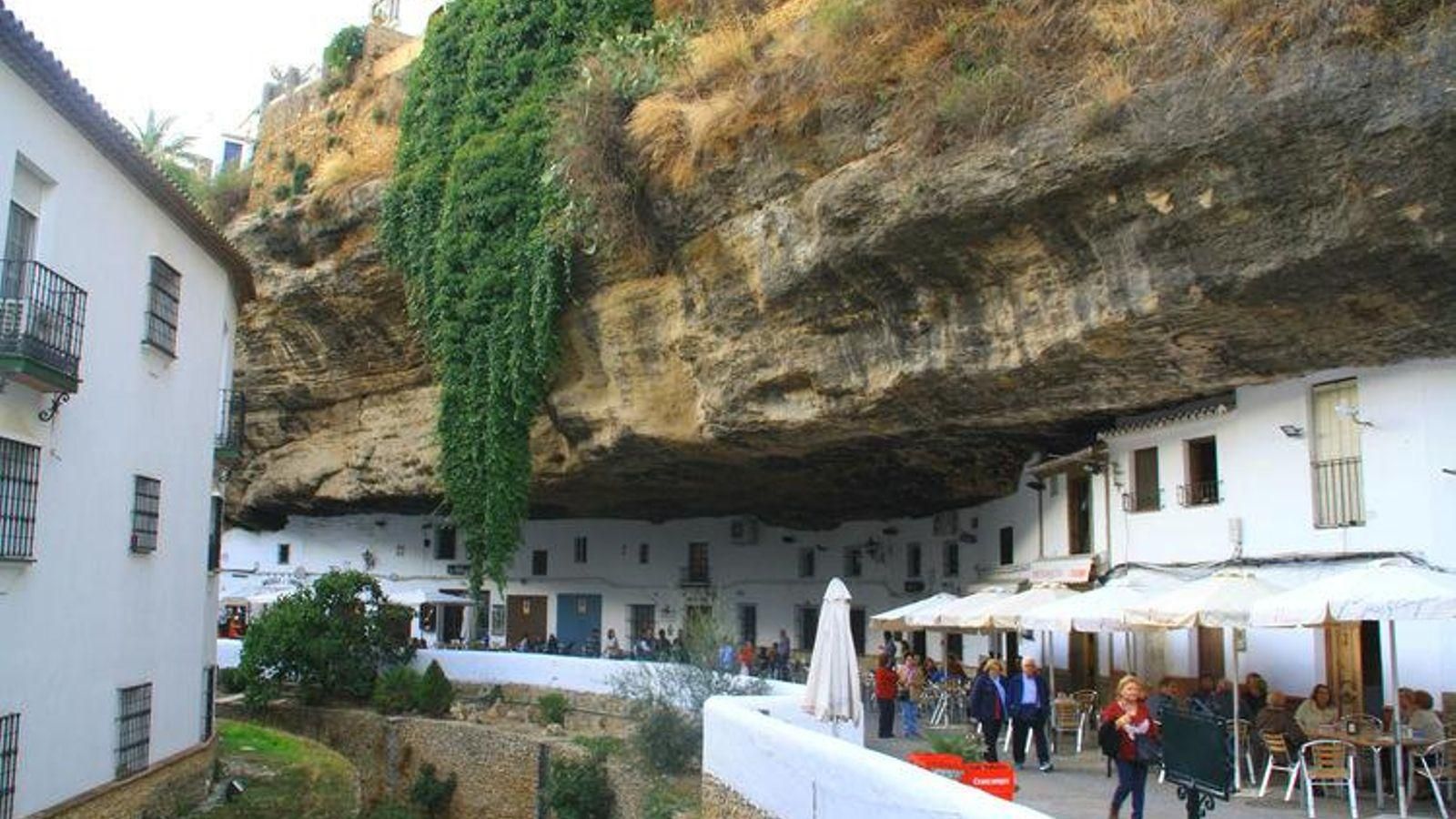 Setenil de las Bodegas nace de una gran roca