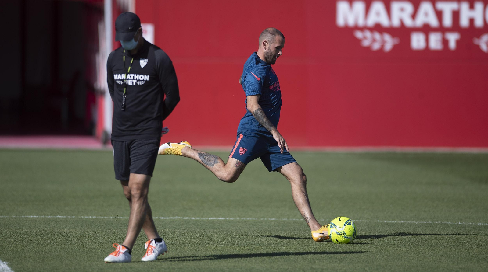 Aleix Vidal golpea el balón ante un reflexivo Julen Lopetegui.