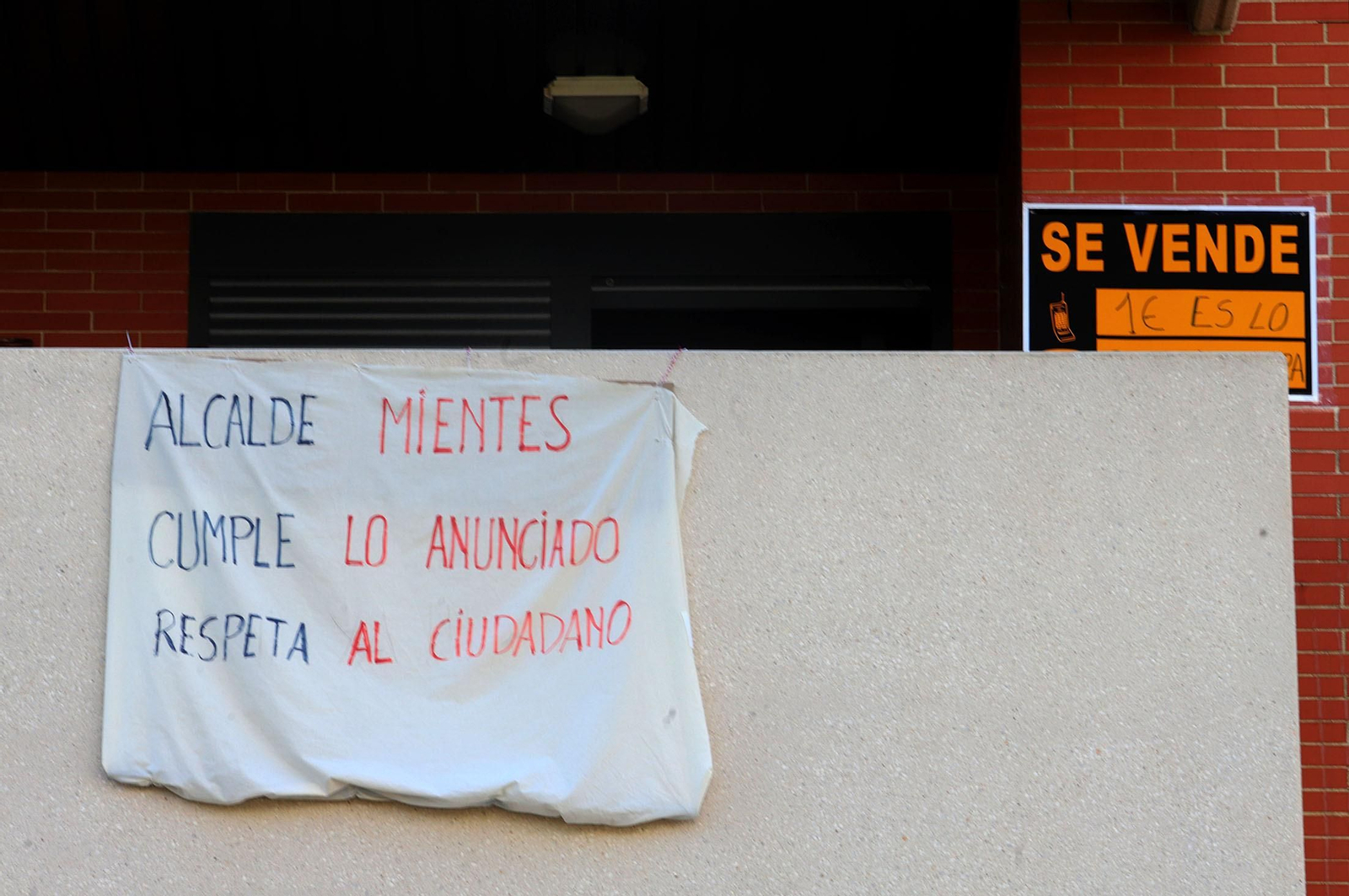Imágenes de la protesta de los vecinos de Marismas del Polvorín por la construcción de un centro para Proyecto Hombre en vez de la sede de la AAVV Yáñez Pinzón