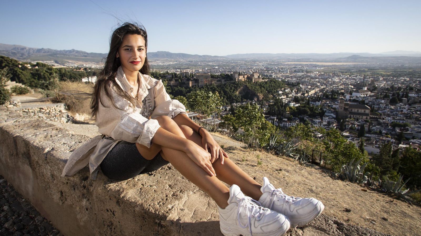 La artista sonríe frente a las impresionantes vistas del mirador.