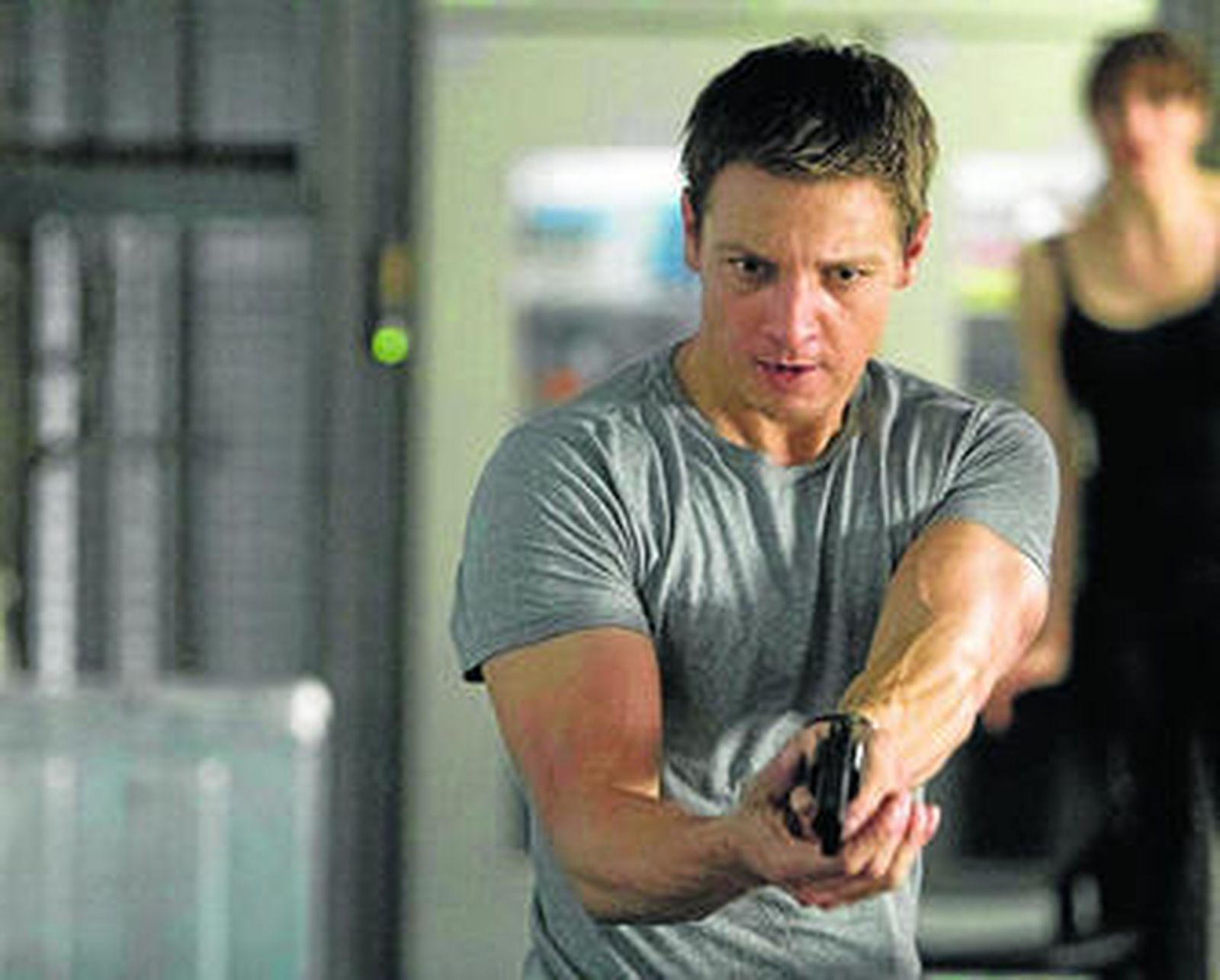 Jeremy Renner, caracterizado como el agente Aaron Cross, que continúa la historia de Jason Bourne.