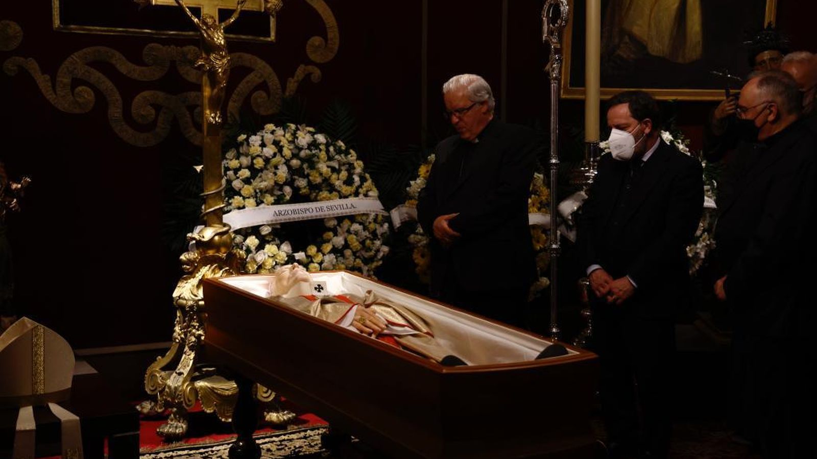 El arzobispo, ante el cuerpo del cardenal Amigo.